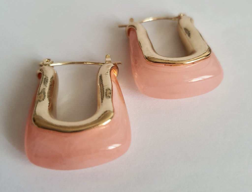 Kolczyki złoto-różowe w kształcie litery U, długość 3 cm, stal nierdzewna, nowoczesny i minimalistyczny design, Rouge Bizu.