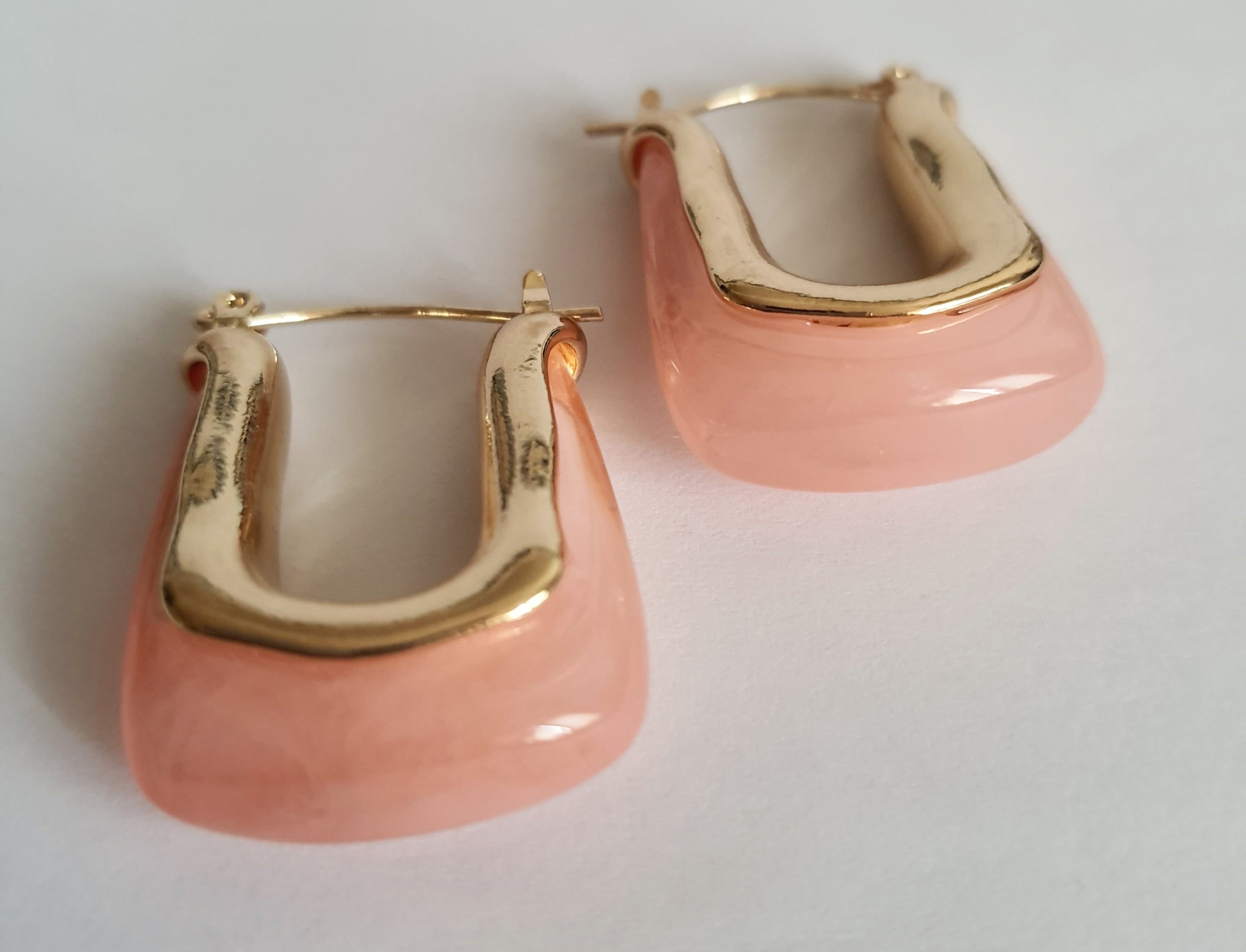 Kolczyki złoto-różowe w kształcie litery U, długość 3 cm, stal nierdzewna, nowoczesny i minimalistyczny design, Rouge Bizu.