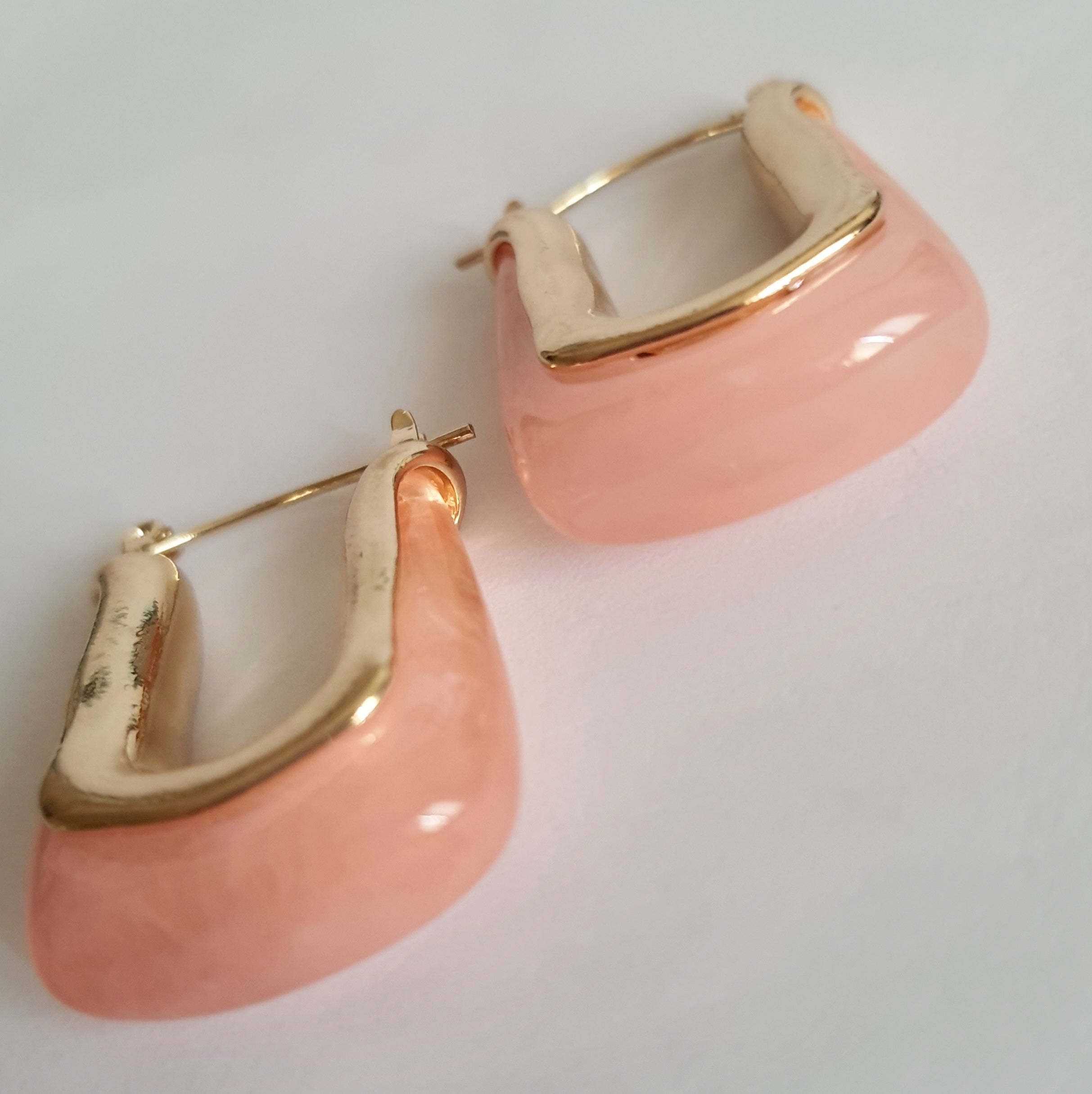 Kolczyki złoto-różowe w kształcie litery U, długość 3 cm, stal nierdzewna, nowoczesny i minimalistyczny design, Rouge Bizu.