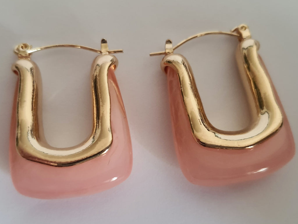 Kolczyki złoto-różowe w kształcie litery U, długość 3 cm, stal nierdzewna, nowoczesny i minimalistyczny design, Rouge Bizu.