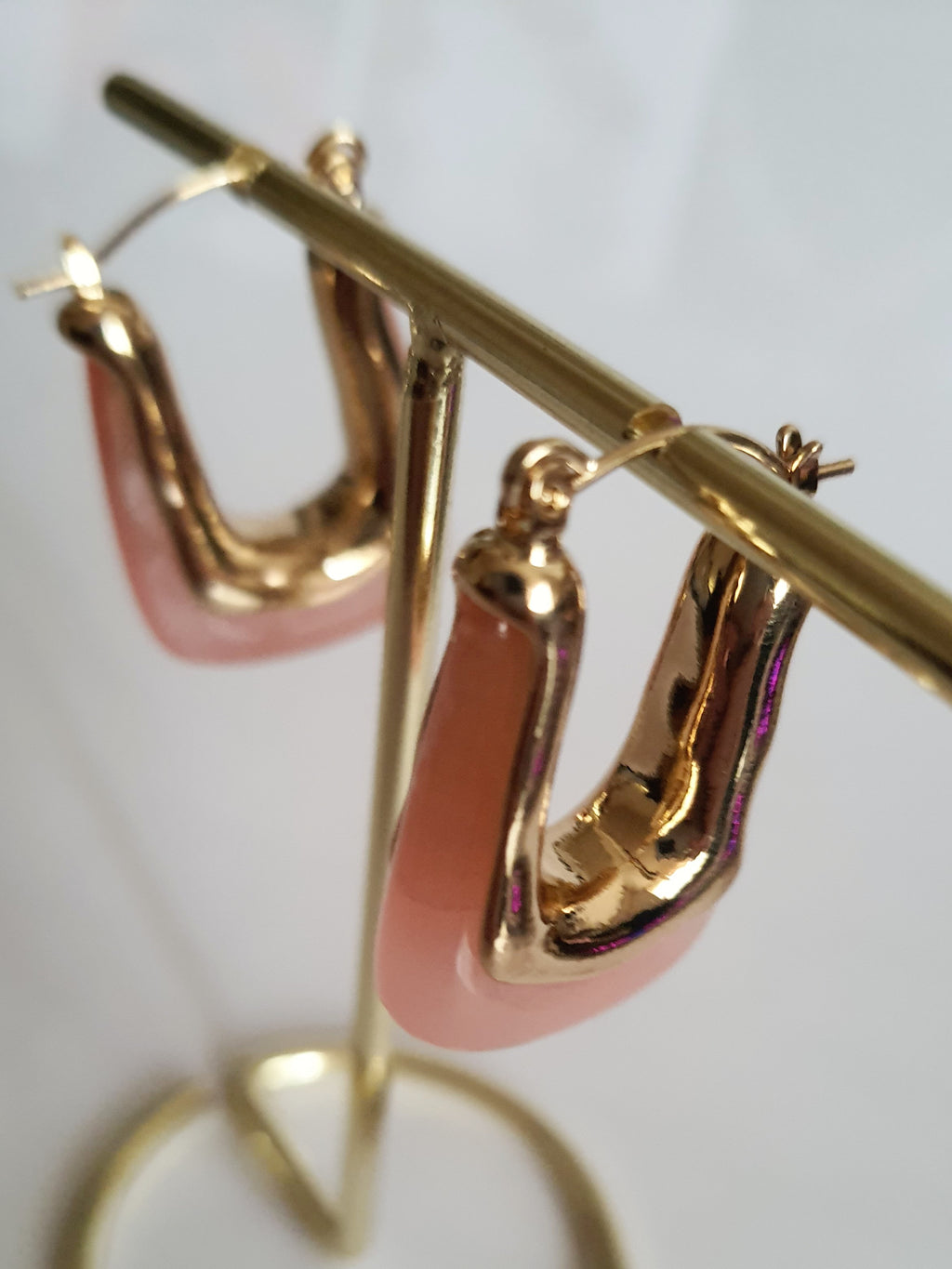 Kolczyki złoto-różowe w kształcie litery U, długość 3 cm, stal nierdzewna, nowoczesny i minimalistyczny design, Rouge Bizu.