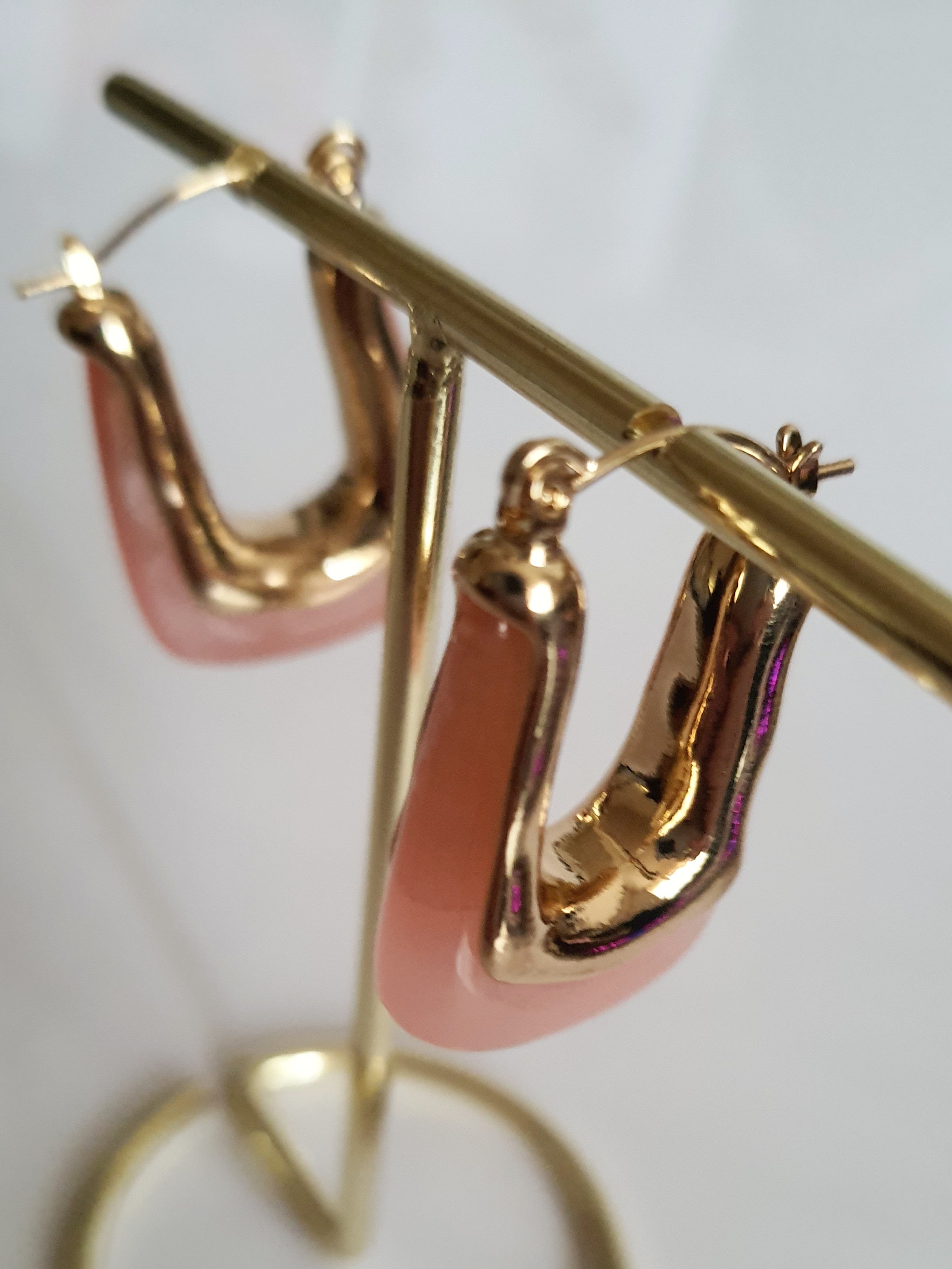 Kolczyki złoto-różowe w kształcie litery U, długość 3 cm, stal nierdzewna, nowoczesny i minimalistyczny design, Rouge Bizu.