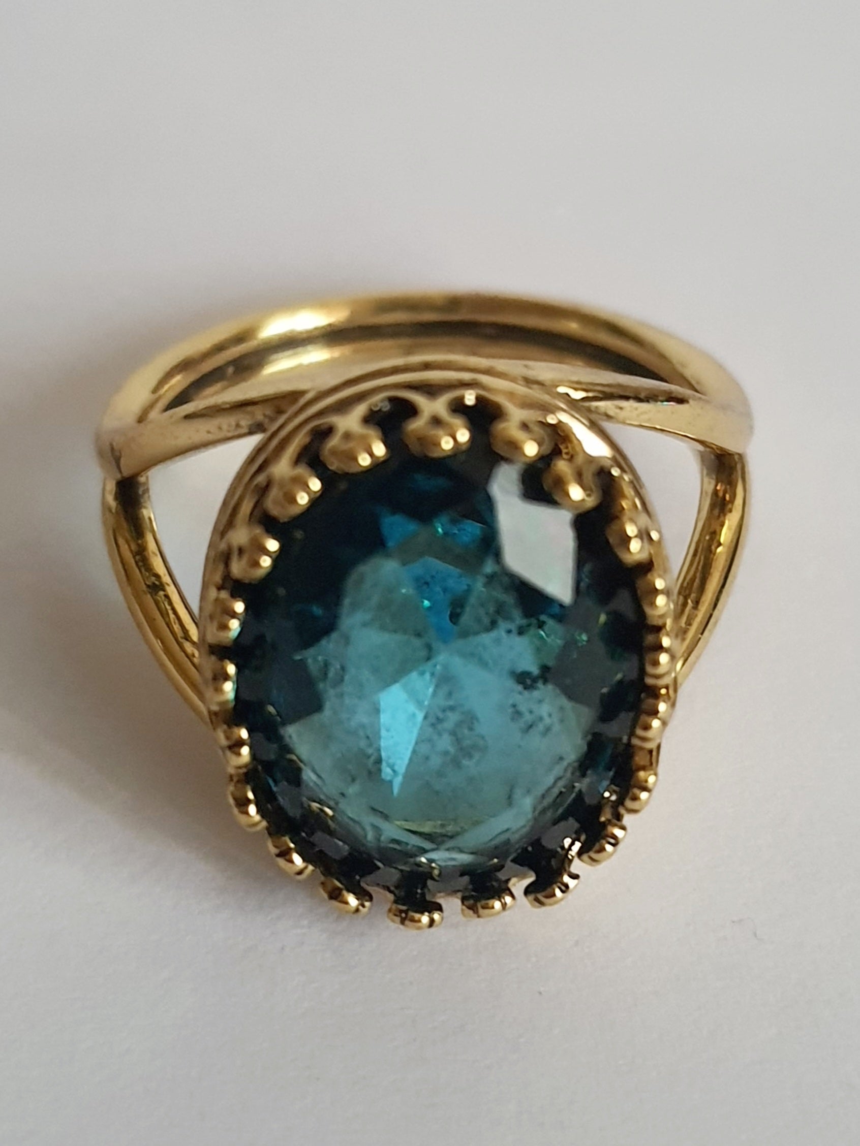 Pierścionek złoty 20 mm ze stali nierdzewnej, z dużym fasetowanym kamieniem w odcieniu błękitu, elegancki glamour, Rouge Bizu. stal nierdzewna, stal chirurgiczna, wodoodporne, hipoalergiczne