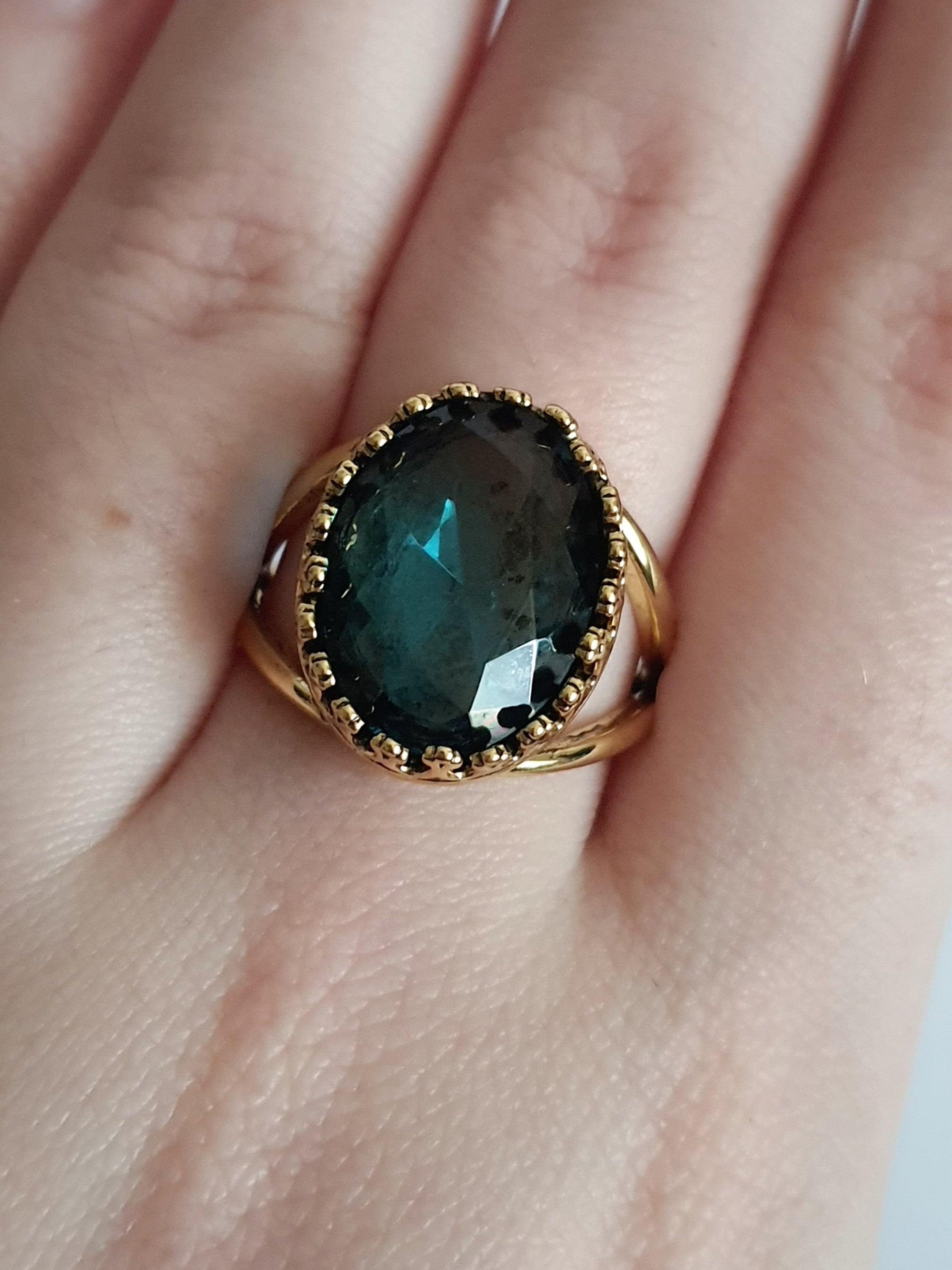 Pierścionek złoty 20 mm ze stali nierdzewnej, z dużym fasetowanym kamieniem w odcieniu błękitu, elegancki glamour, Rouge Bizu. stal nierdzewna, stal chirurgiczna, wodoodporne, hipoalergiczne