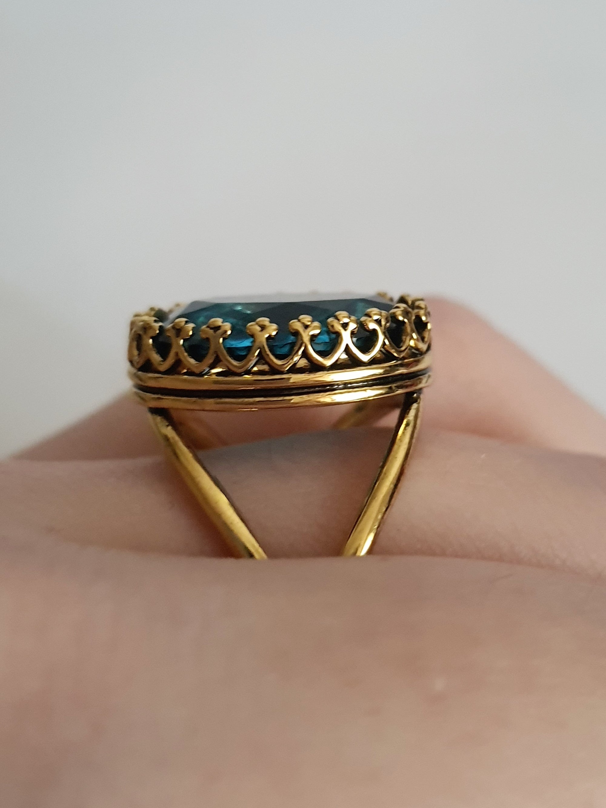 Pierścionek złoty 20 mm ze stali nierdzewnej, z dużym fasetowanym kamieniem w odcieniu błękitu, elegancki glamour, Rouge Bizu. stal nierdzewna, stal chirurgiczna, wodoodporne, hipoalergiczne