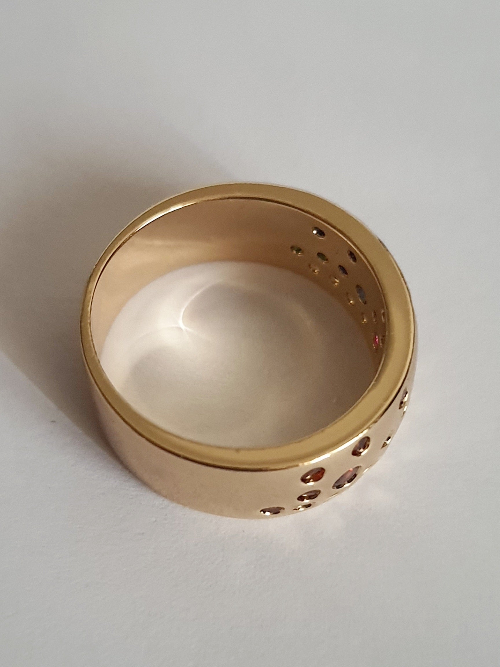 Pierścionek złoty 19 mm ze stali nierdzewnej, szeroka obrączka wysadzana kolorowymi cyrkoniami w wielu barwach, Rouge Bizu.#bizuteria #biżuteriapozłacana #stalnierdzewna #stalchirurgiczna #platerowane18k #wodoodporne #hipoalergiczne #retro #vintage #złotynaszyjnik #rougebizu
