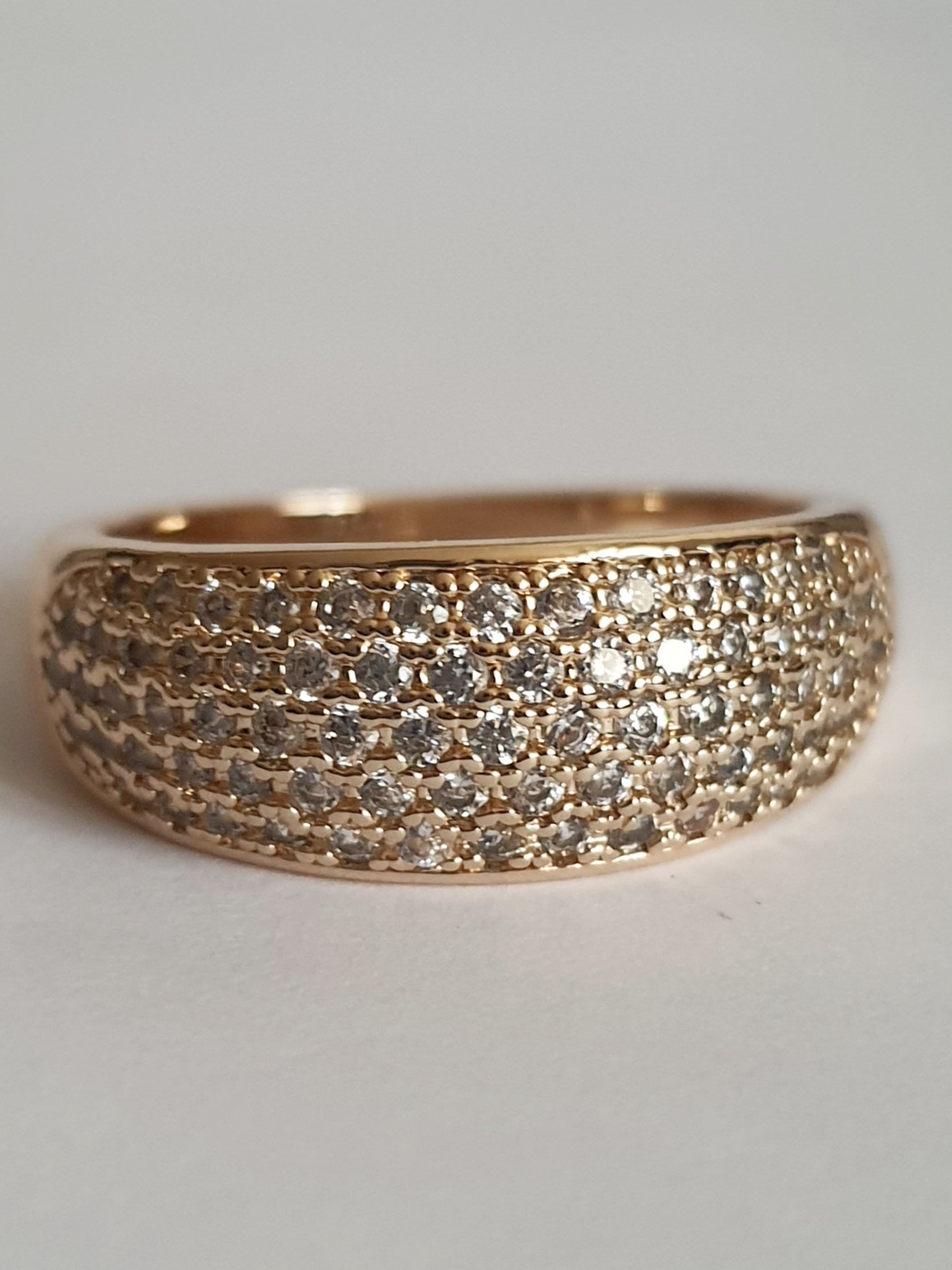 Pierścionek złoty 19 mm ze stali nierdzewnej, szeroka obrączka wysadzana rzędami białych cyrkonii, klasyczna elegancja, Rouge Bizu.#bizuteria #biżuteriapozłacana #stalnierdzewna #stalchirurgiczna #platerowane18k #wodoodporne #hipoalergiczne #retro #vintage #złotypierścionek #rougebizu