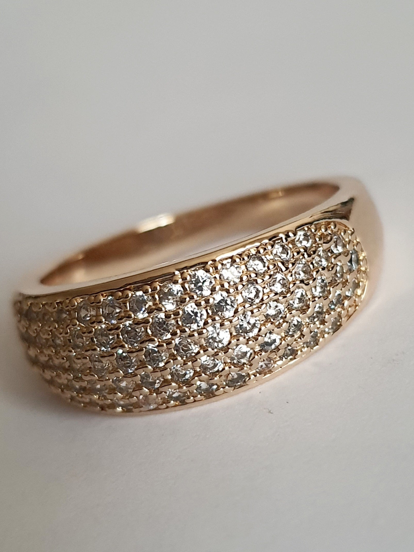 Pierścionek złoty 19 mm ze stali nierdzewnej, szeroka obrączka wysadzana rzędami białych cyrkonii, klasyczna elegancja, Rouge Bizu.#bizuteria #biżuteriapozłacana #stalnierdzewna #stalchirurgiczna #platerowane18k #wodoodporne #hipoalergiczne #retro #vintage #złotypierścionek #rougebizu