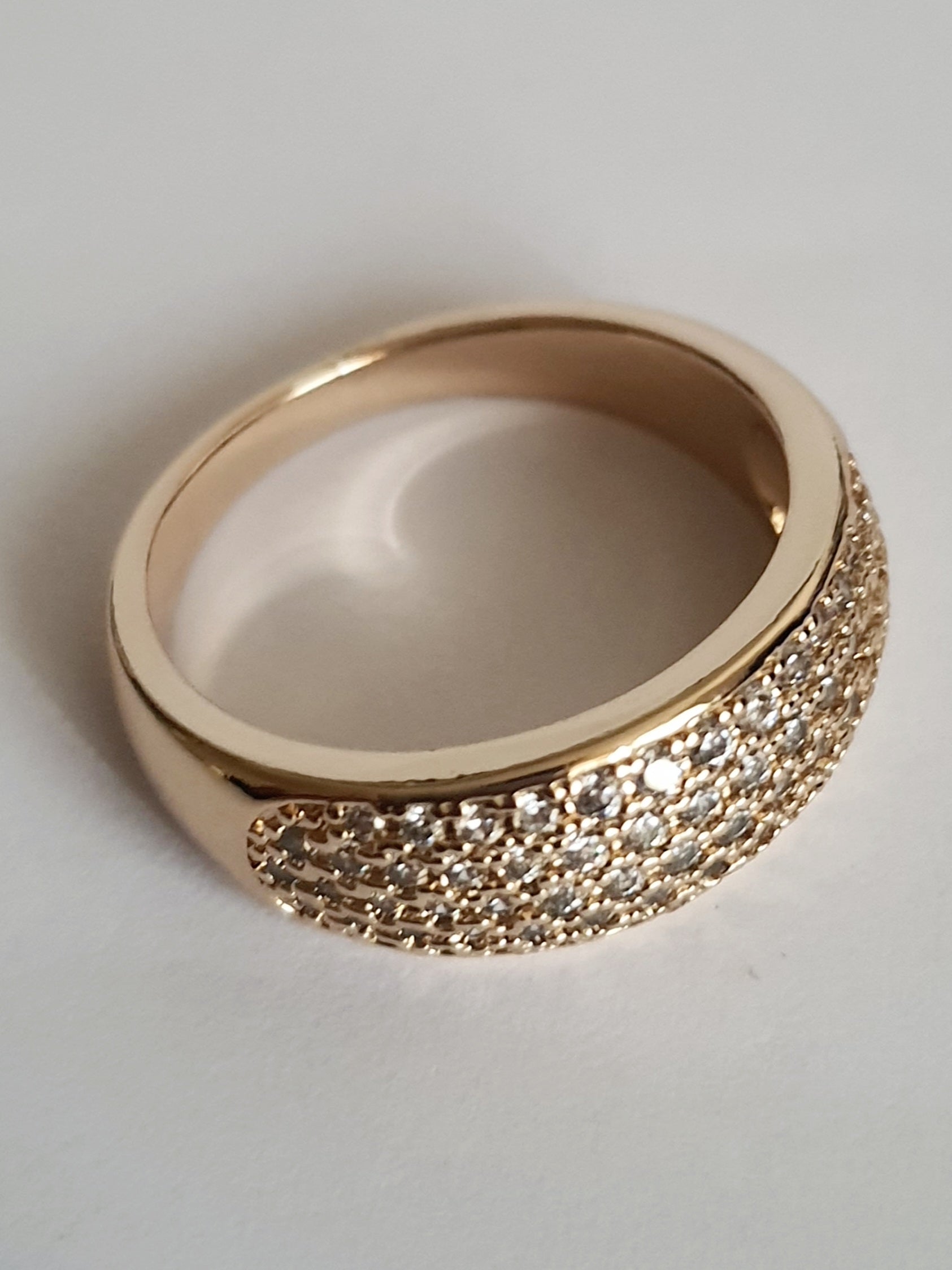 Pierścionek złoty 19 mm ze stali nierdzewnej, szeroka obrączka wysadzana rzędami białych cyrkonii, klasyczna elegancja, Rouge Bizu.#bizuteria #biżuteriapozłacana #stalnierdzewna #stalchirurgiczna #platerowane18k #wodoodporne #hipoalergiczne #retro #vintage #złotypierścionek #rougebizu