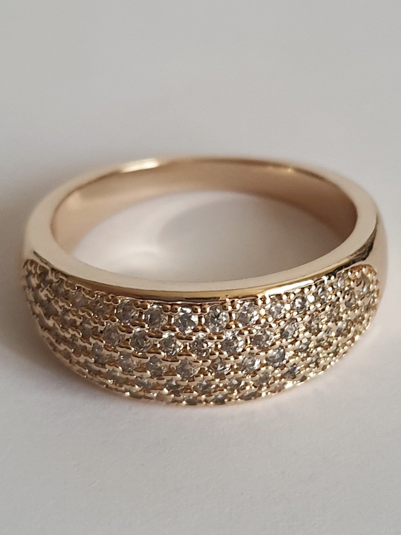 Pierścionek złoty 19 mm ze stali nierdzewnej, szeroka obrączka wysadzana rzędami białych cyrkonii, klasyczna elegancja, Rouge Bizu.#bizuteria #biżuteriapozłacana #stalnierdzewna #stalchirurgiczna #platerowane18k #wodoodporne #hipoalergiczne #retro #vintage #złotypierścionek #rougebizu