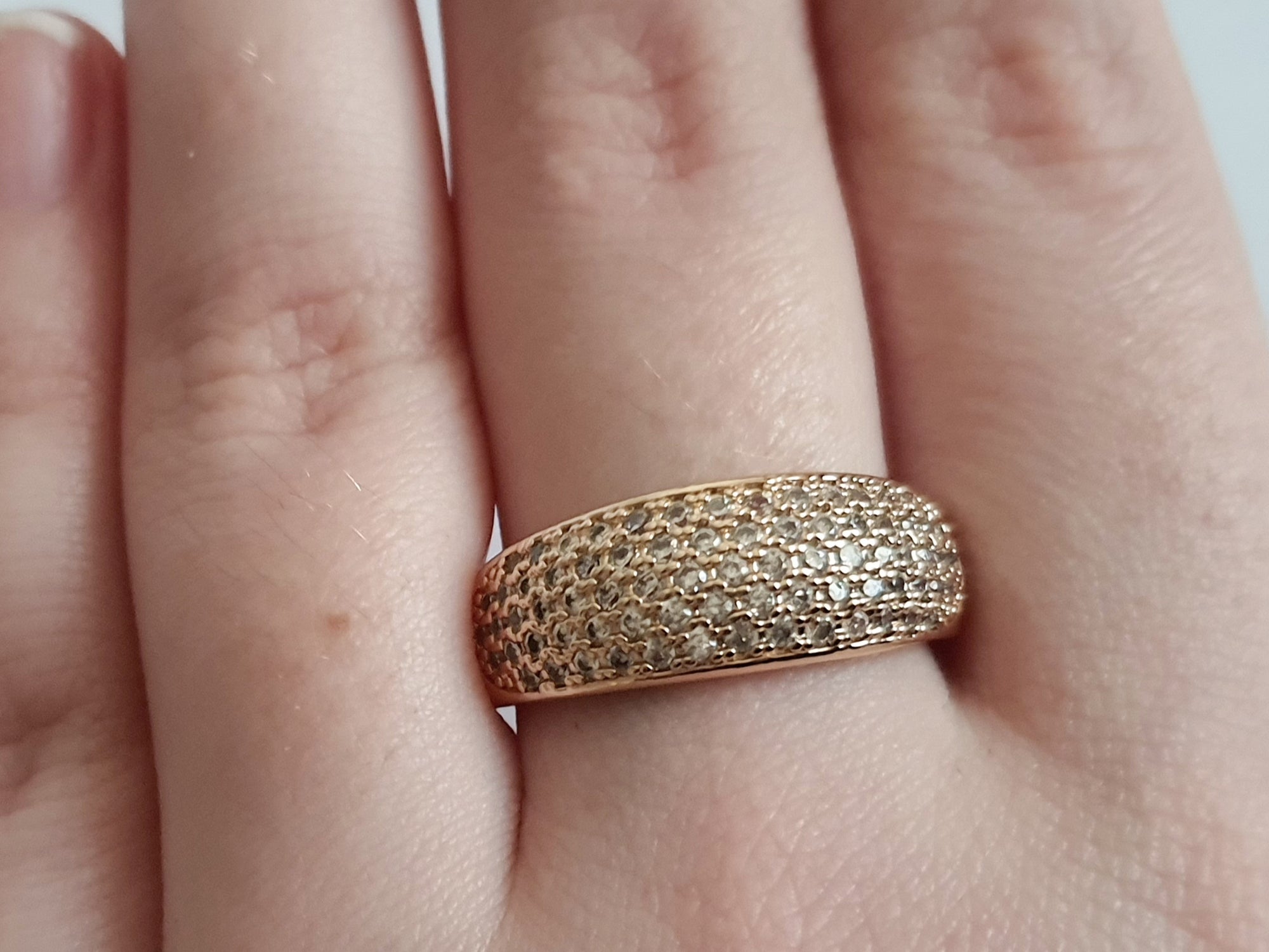 Pierścionek złoty 19 mm ze stali nierdzewnej, szeroka obrączka wysadzana rzędami białych cyrkonii, klasyczna elegancja, Rouge Bizu.#bizuteria #biżuteriapozłacana #stalnierdzewna #stalchirurgiczna #platerowane18k #wodoodporne #hipoalergiczne #retro #vintage #złotypierścionek #rougebizu