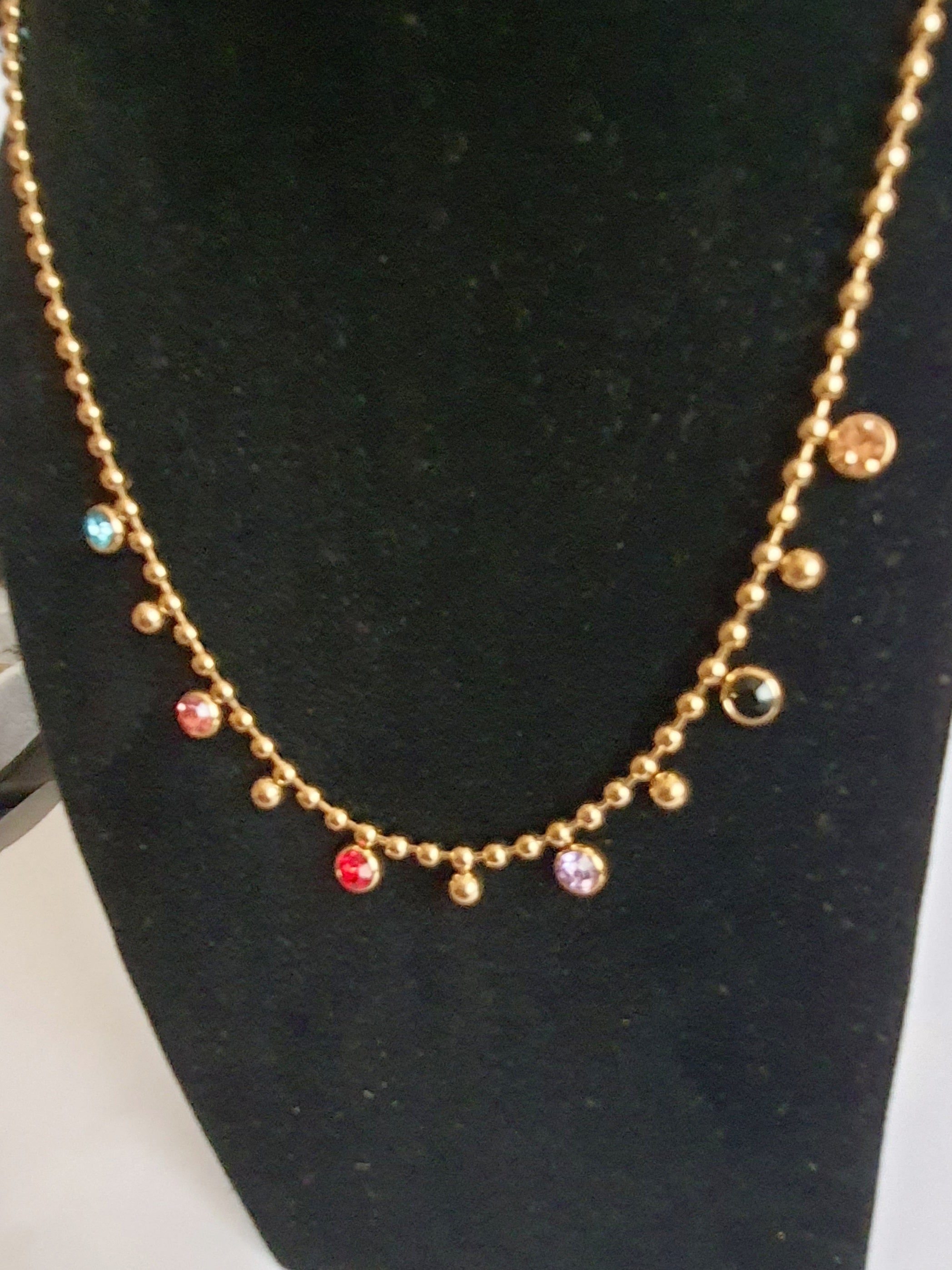Naszyjnik złoty 40–47 cm ze stali nierdzewnej, zdobiony kolorowymi kryształkami i złotymi kuleczkami, subtelny i lekki, Rouge Bizu.#bizuteria #biżuteriapozłacana #stalnierdzewna #stalchirurgiczna #platerowane18k #wodoodporne #hipoalergiczne #retro #vintage #złotynaszyjnik #rougebizu
