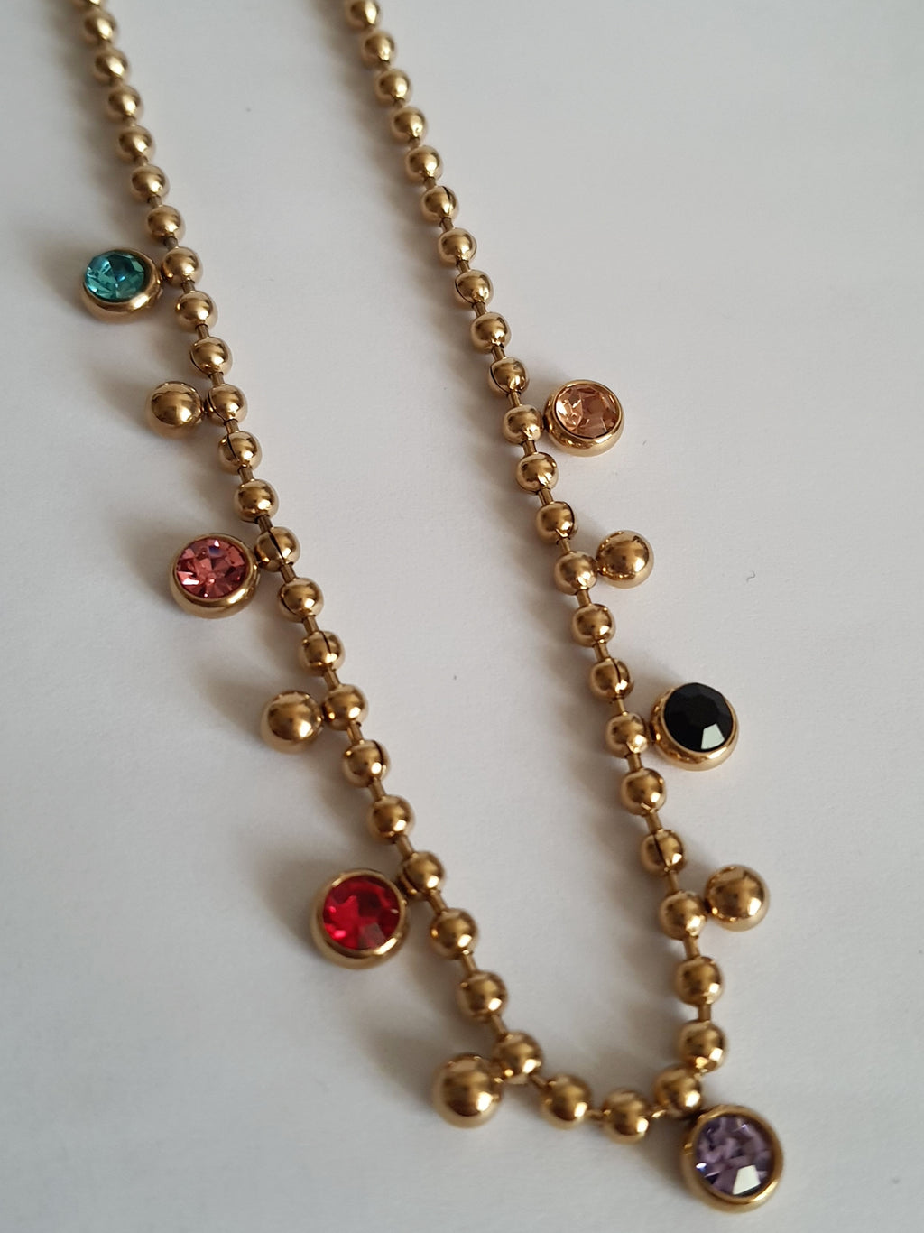 Naszyjnik złoty 40–47 cm ze stali nierdzewnej, zdobiony kolorowymi kryształkami i złotymi kuleczkami, subtelny i lekki, Rouge Bizu.#bizuteria #biżuteriapozłacana #stalnierdzewna #stalchirurgiczna #platerowane18k #wodoodporne #hipoalergiczne #retro #vintage #złotynaszyjnik #rougebizu