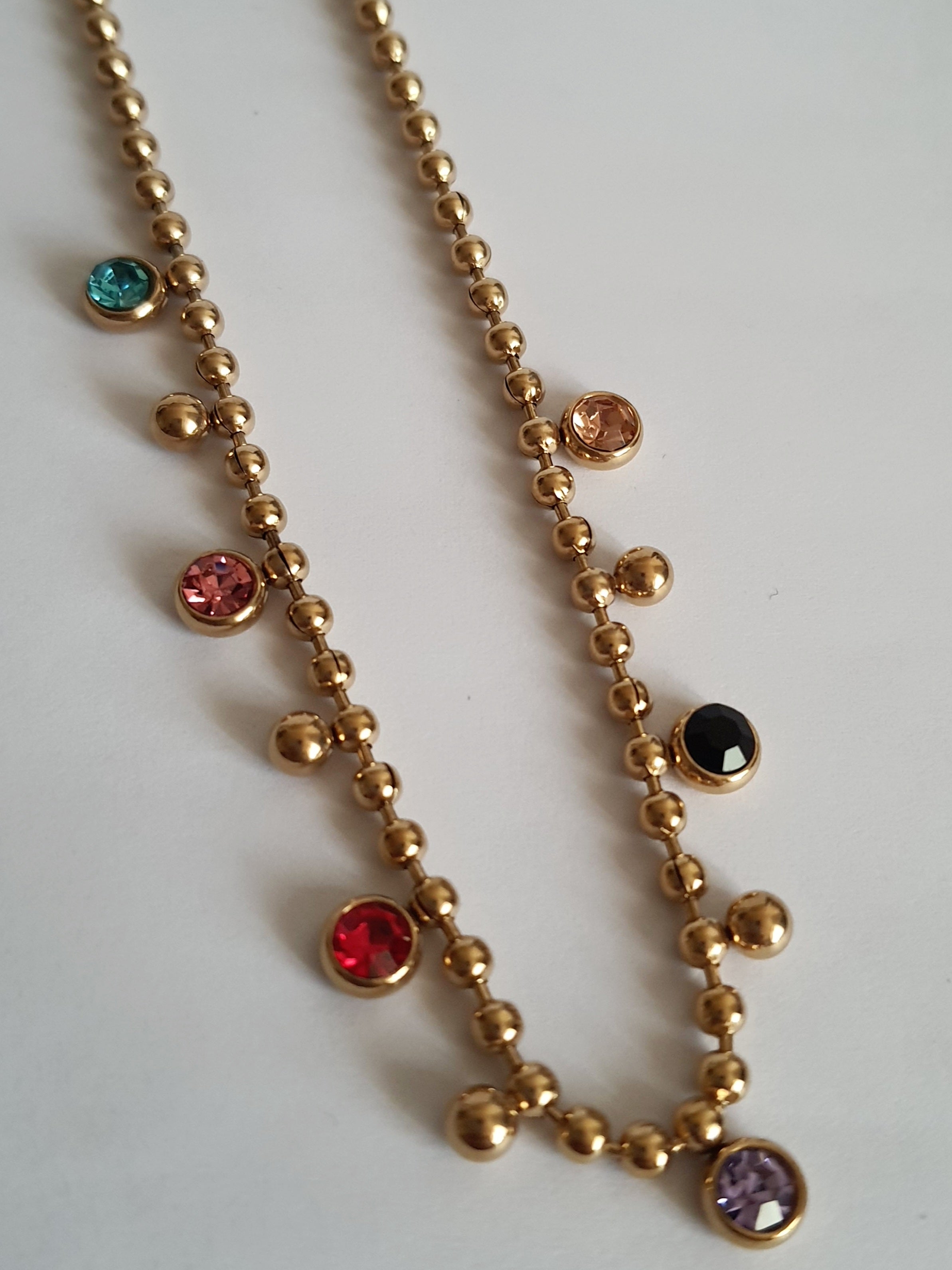 Naszyjnik złoty 40–47 cm ze stali nierdzewnej, zdobiony kolorowymi kryształkami i złotymi kuleczkami, subtelny i lekki, Rouge Bizu.#bizuteria #biżuteriapozłacana #stalnierdzewna #stalchirurgiczna #platerowane18k #wodoodporne #hipoalergiczne #retro #vintage #złotynaszyjnik #rougebizu