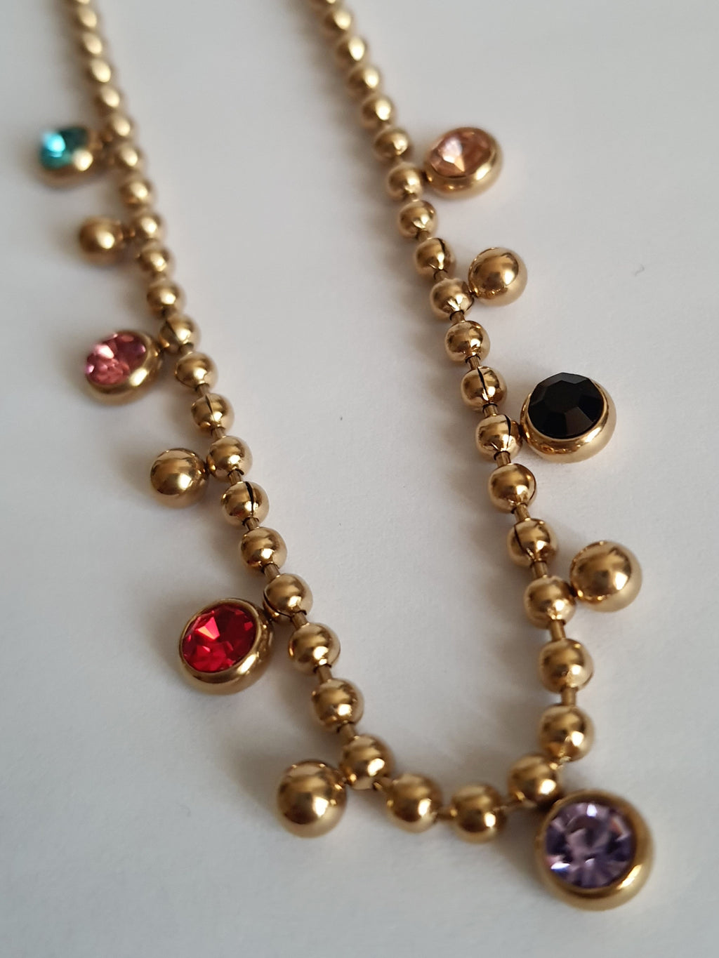Naszyjnik złoty 40–47 cm ze stali nierdzewnej, zdobiony kolorowymi kryształkami i złotymi kuleczkami, subtelny i lekki, Rouge Bizu.#bizuteria #biżuteriapozłacana #stalnierdzewna #stalchirurgiczna #platerowane18k #wodoodporne #hipoalergiczne #retro #vintage #złotynaszyjnik #rougebizu
