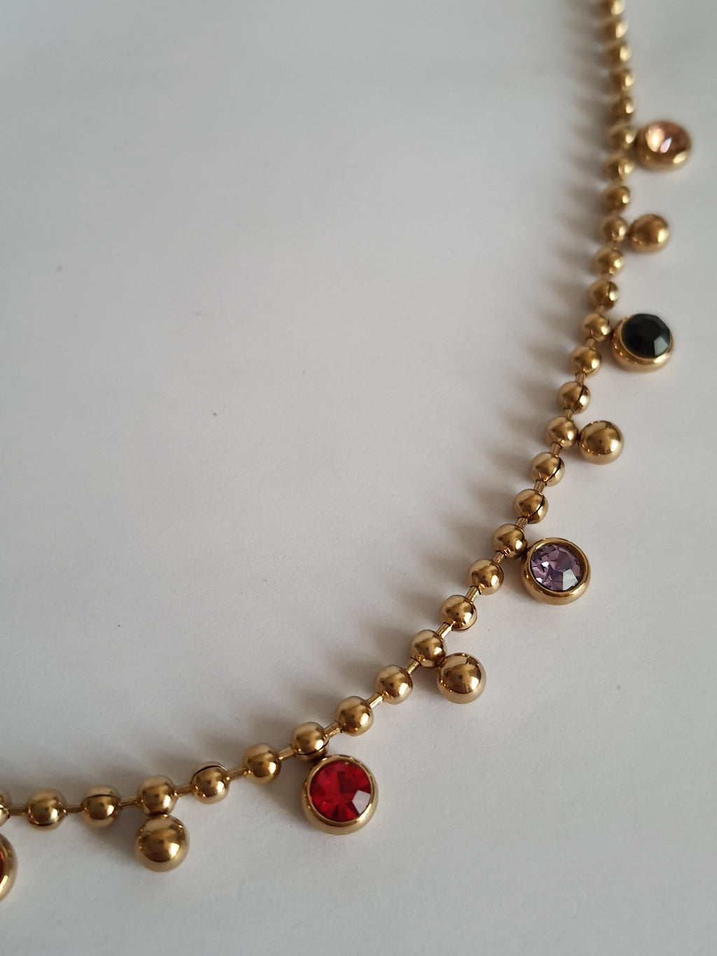 Naszyjnik złoty 40–47 cm ze stali nierdzewnej, zdobiony kolorowymi kryształkami i złotymi kuleczkami, subtelny i lekki, Rouge Bizu.#bizuteria #biżuteriapozłacana #stalnierdzewna #stalchirurgiczna #platerowane18k #wodoodporne #hipoalergiczne #retro #vintage #złotynaszyjnik #rougebizu