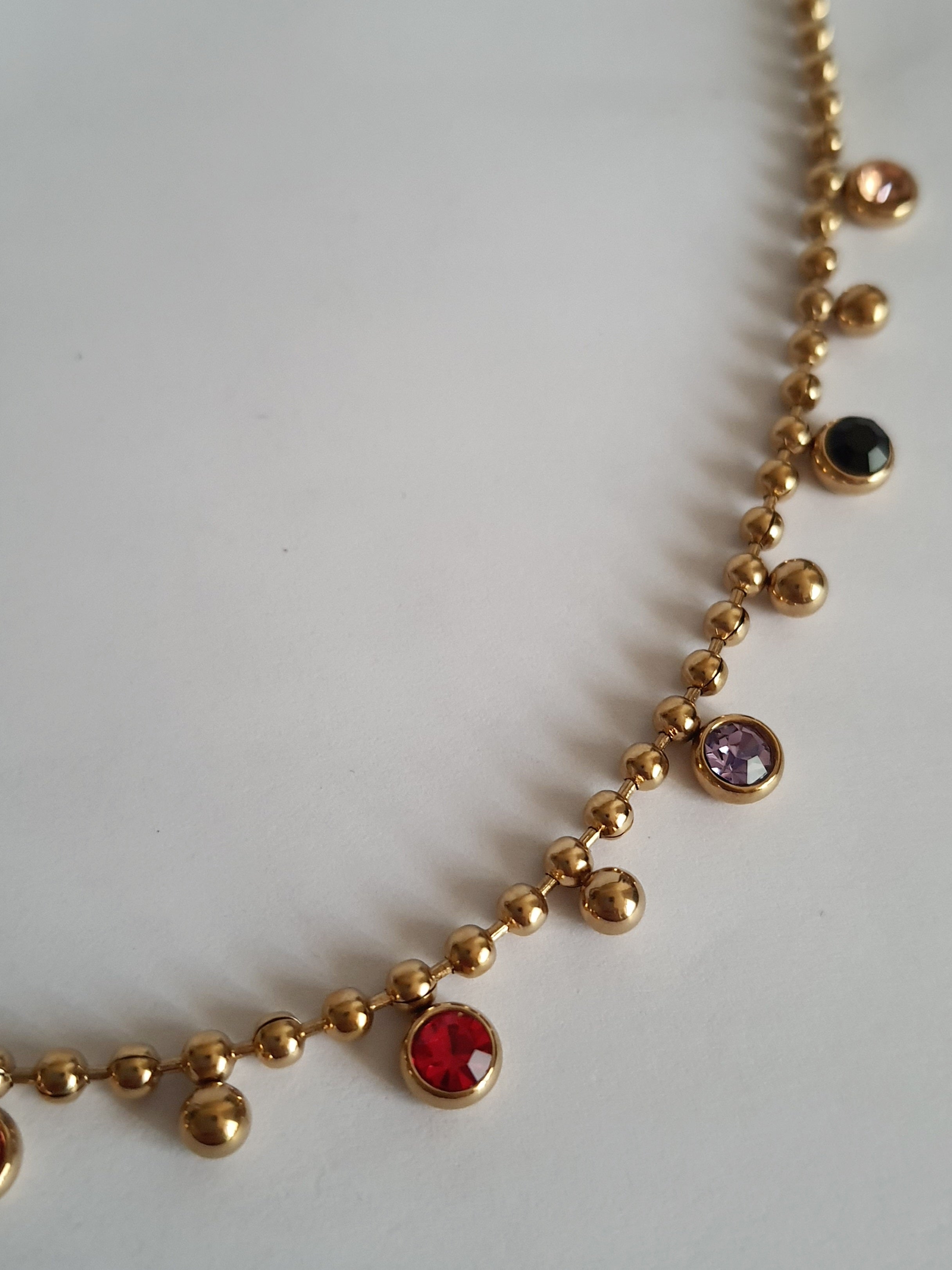 Naszyjnik złoty 40–47 cm ze stali nierdzewnej, zdobiony kolorowymi kryształkami i złotymi kuleczkami, subtelny i lekki, Rouge Bizu.#bizuteria #biżuteriapozłacana #stalnierdzewna #stalchirurgiczna #platerowane18k #wodoodporne #hipoalergiczne #retro #vintage #złotynaszyjnik #rougebizu
