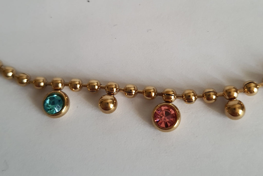 Naszyjnik złoty 40–47 cm ze stali nierdzewnej, zdobiony kolorowymi kryształkami i złotymi kuleczkami, subtelny i lekki, Rouge Bizu.#bizuteria #biżuteriapozłacana #stalnierdzewna #stalchirurgiczna #platerowane18k #wodoodporne #hipoalergiczne #retro #vintage #złotynaszyjnik #rougebizu