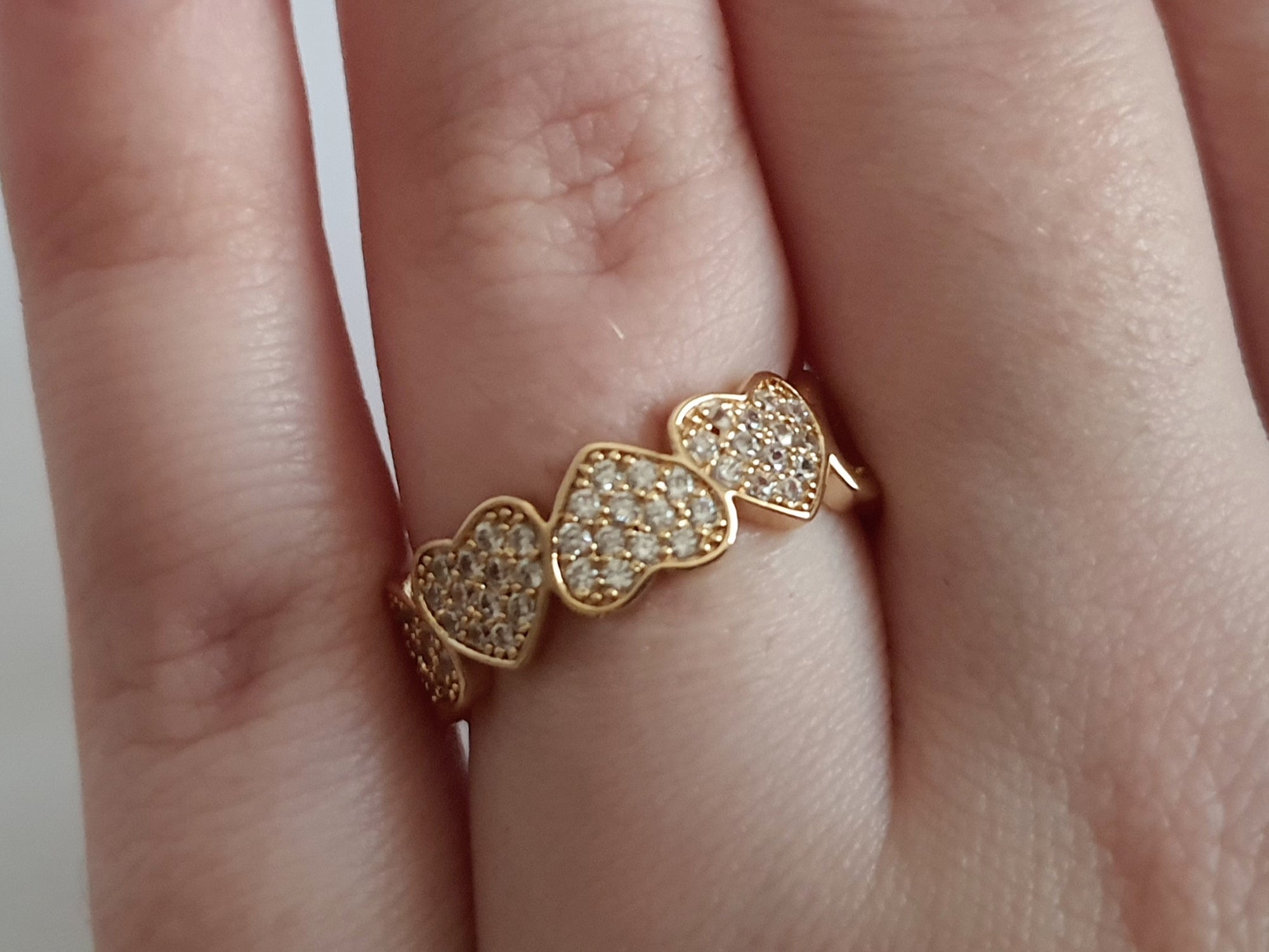 Pierścionek złoty 19 mm ze stali nierdzewnej, z motywem serc, część wysadzana białymi cyrkoniami, romantyczna i elegancka biżuteria, Rouge Bizu.#bizuteria #biżuteriapozłacana #stalnierdzewna #stalchirurgiczna #platerowane18k #wodoodporne #hipoalergiczne #retro #vintage #złotynaszyjnik #rougebizu