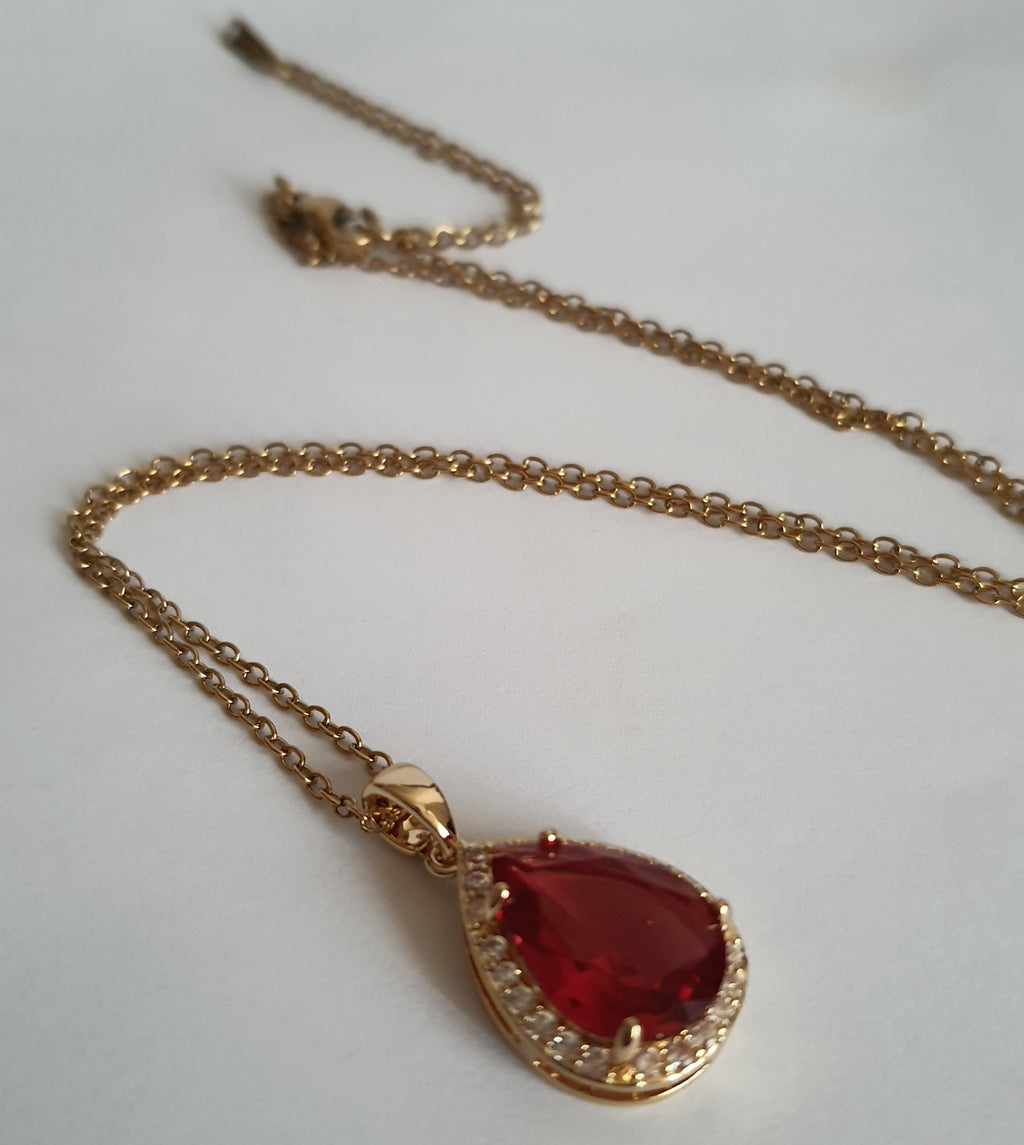Naszyjnik złoty 41–47 cm ze stali nierdzewnej, zawieszka w kształcie łezki z rubinowym kryształem otoczonym cyrkoniami, Rouge Bizu.#bizuteria #biżuteriapozłacana #stalnierdzewna #stalchirurgiczna #platerowane18k #wodoodporne #hipoalergiczne #retro #vintage #złotynaszyjnik #rougebizu