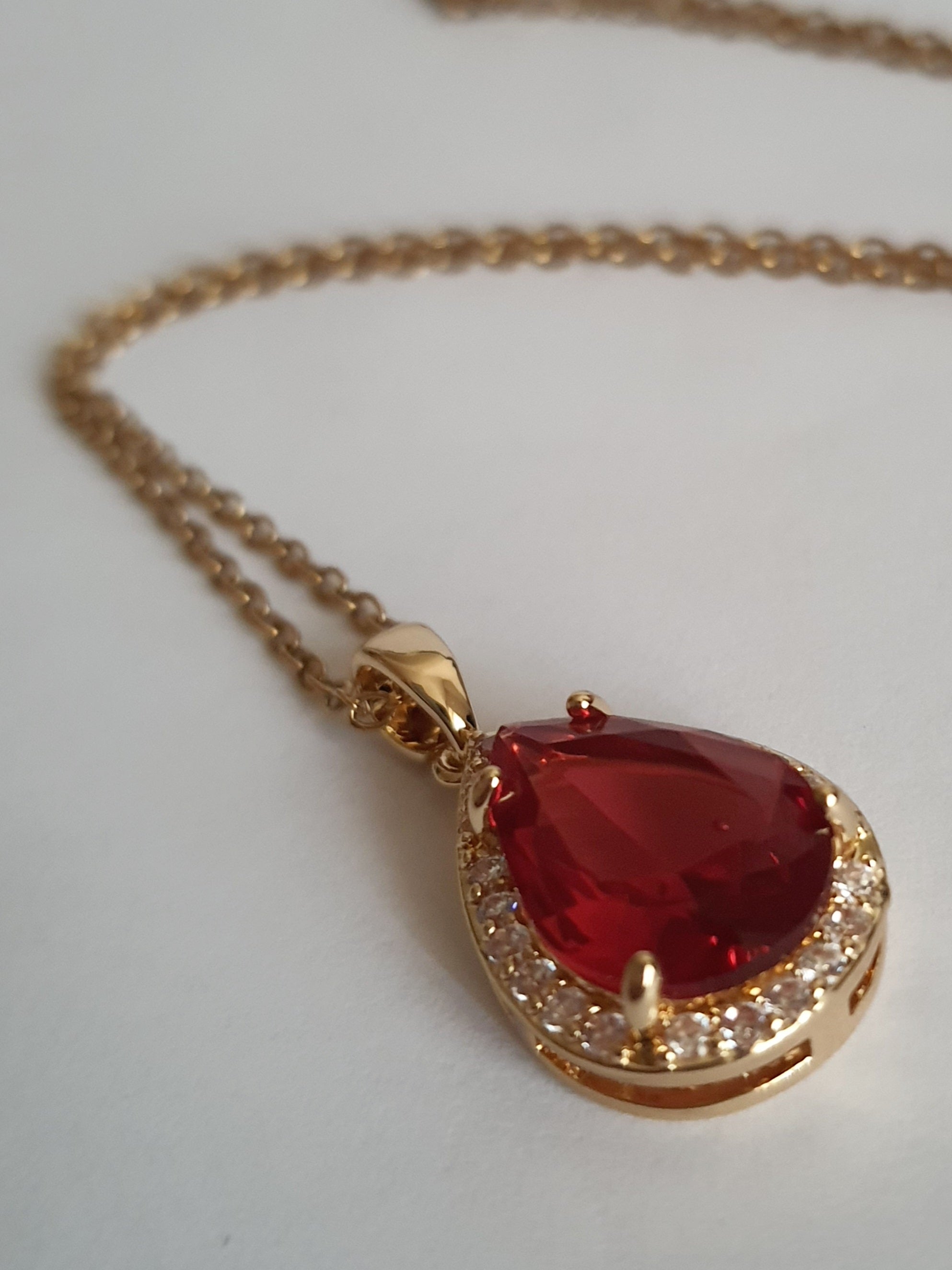 Naszyjnik złoty 41–47 cm ze stali nierdzewnej, zawieszka w kształcie łezki z rubinowym kryształem otoczonym cyrkoniami, Rouge Bizu.#bizuteria #biżuteriapozłacana #stalnierdzewna #stalchirurgiczna #platerowane18k #wodoodporne #hipoalergiczne #retro #vintage #złotynaszyjnik #rougebizu