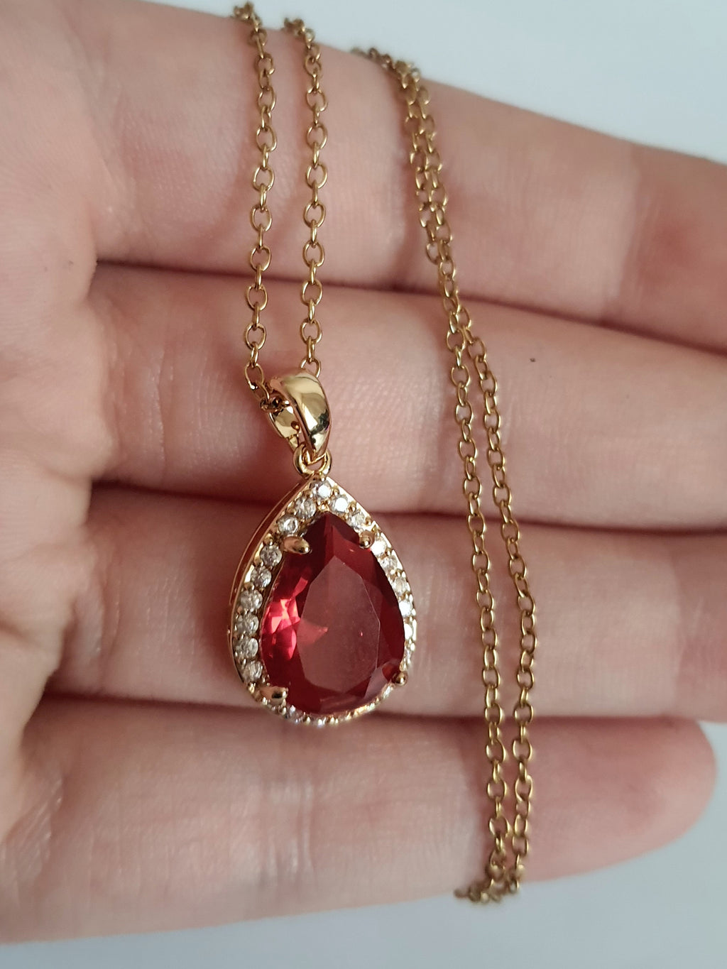 Naszyjnik złoty 41–47 cm ze stali nierdzewnej, zawieszka w kształcie łezki z rubinowym kryształem otoczonym cyrkoniami, Rouge Bizu.#bizuteria #biżuteriapozłacana #stalnierdzewna #stalchirurgiczna #platerowane18k #wodoodporne #hipoalergiczne #retro #vintage #złotynaszyjnik #rougebizu