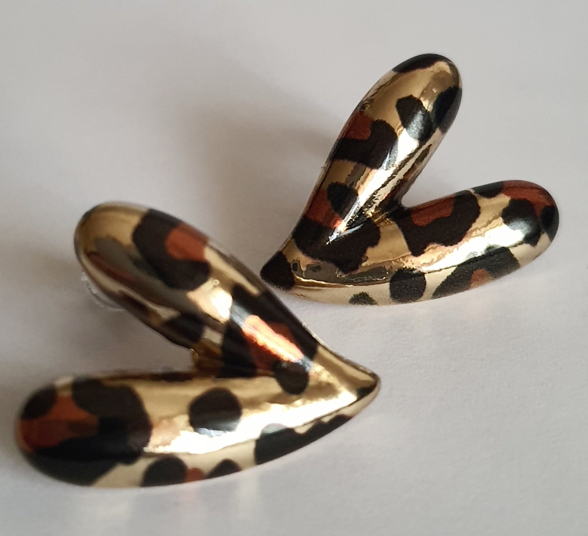 Kolczyki złote w kształcie serc 2 cm, zdobione wzorem panterki w czerni i brązie, stal nierdzewna, Rouge Bizu. #bizuteria #biżuteriapozłacana #stalnierdzewna #stalchirurgiczna #platerowane18k #wodoodporne #hipoalergiczne #retro #vintage  #rougebizu