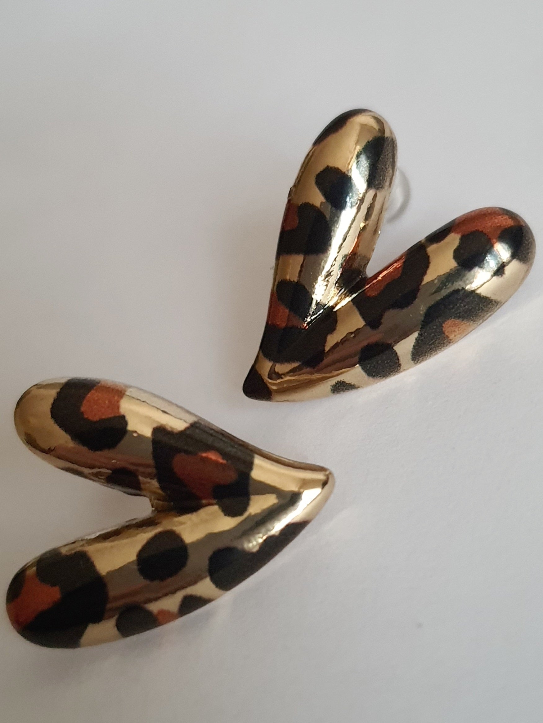 Kolczyki złote w kształcie serc 2 cm, zdobione wzorem panterki w czerni i brązie, stal nierdzewna, Rouge Bizu. #bizuteria #biżuteriapozłacana #stalnierdzewna #stalchirurgiczna #platerowane18k #wodoodporne #hipoalergiczne #retro #vintage  #rougebizu