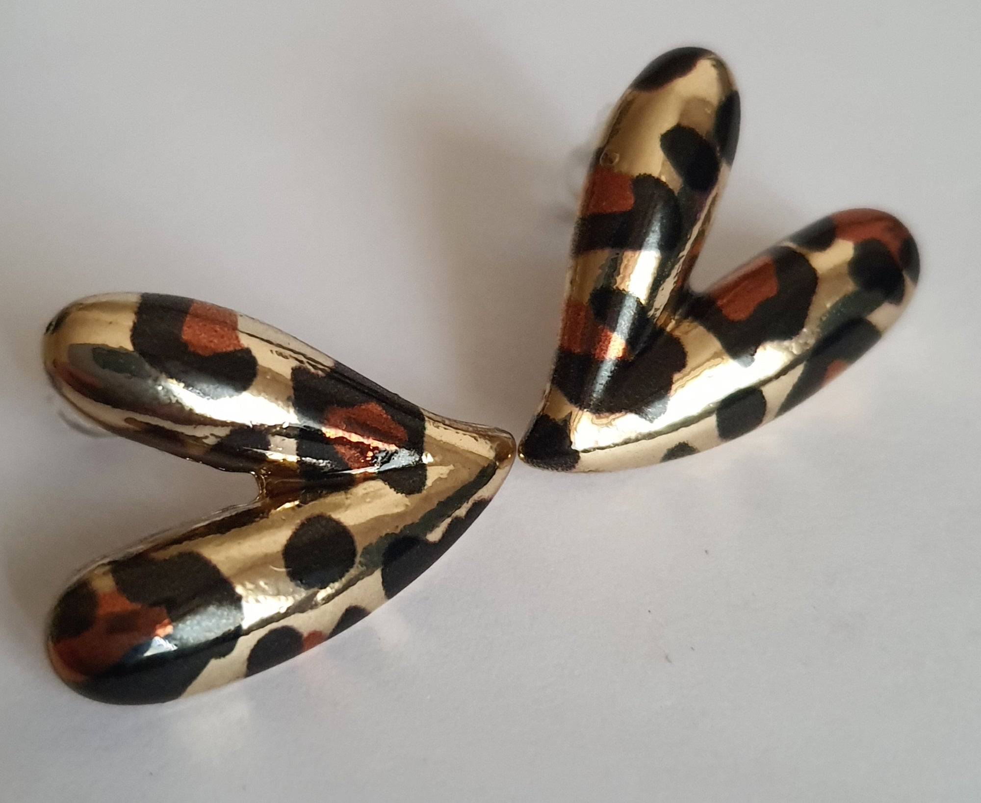 Kolczyki złote w kształcie serc 2 cm, zdobione wzorem panterki w czerni i brązie, stal nierdzewna, Rouge Bizu. #bizuteria #biżuteriapozłacana #stalnierdzewna #stalchirurgiczna #platerowane18k #wodoodporne #hipoalergiczne #retro #vintage  #rougebizu