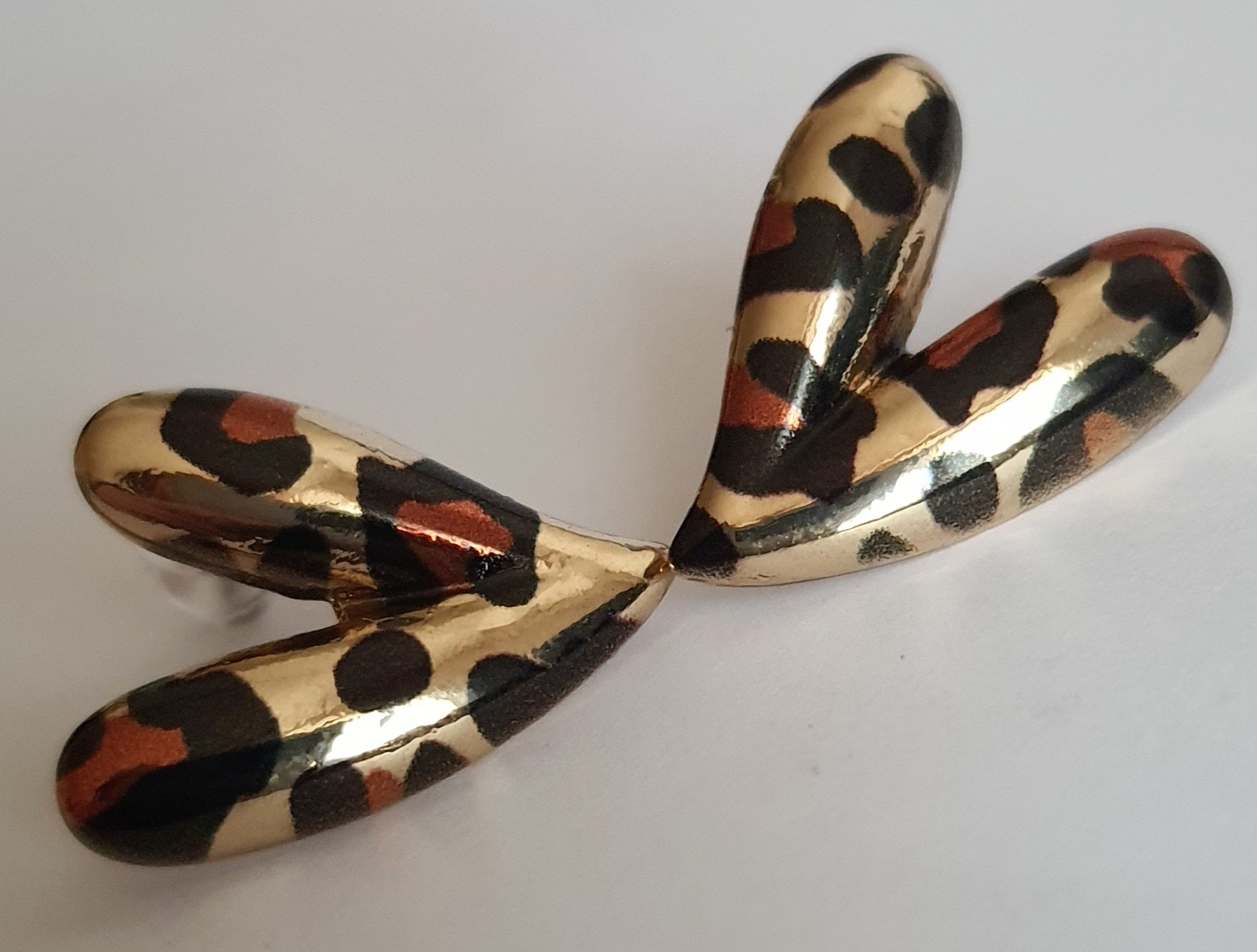 Kolczyki złote w kształcie serc 2 cm, zdobione wzorem panterki w czerni i brązie, stal nierdzewna, Rouge Bizu. #bizuteria #biżuteriapozłacana #stalnierdzewna #stalchirurgiczna #platerowane18k #wodoodporne #hipoalergiczne #retro #vintage  #rougebizu