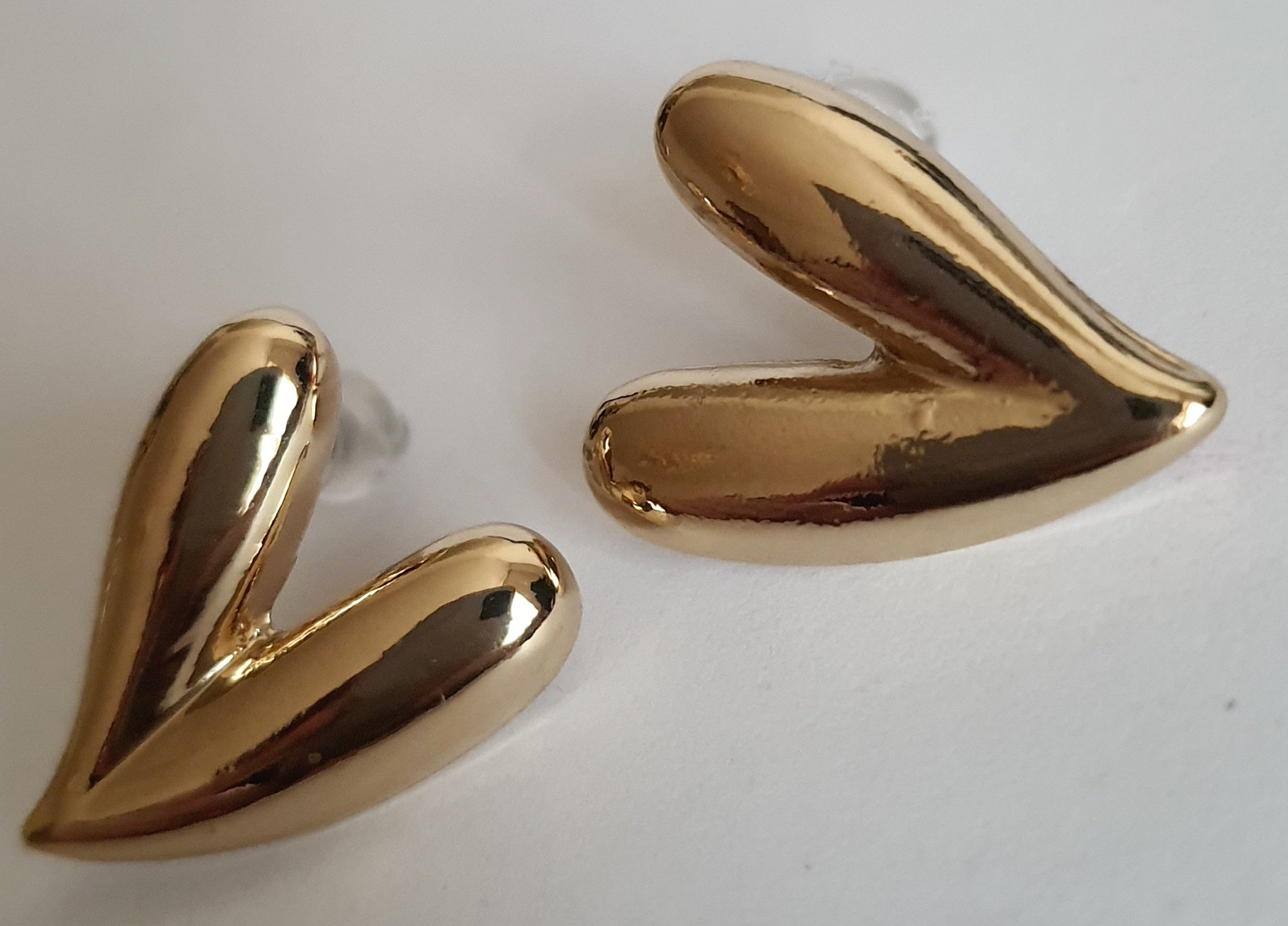 Kolczyki złote 2 cm w kształcie serc, stal nierdzewna, minimalistyczna i elegancka biżuteria, Rouge Bizu. #bizuteria #biżuteriapozłacana #stalnierdzewna #stalchirurgiczna #platerowane18k #wodoodporne #hipoalergiczne #retro #vintage #rougebizu