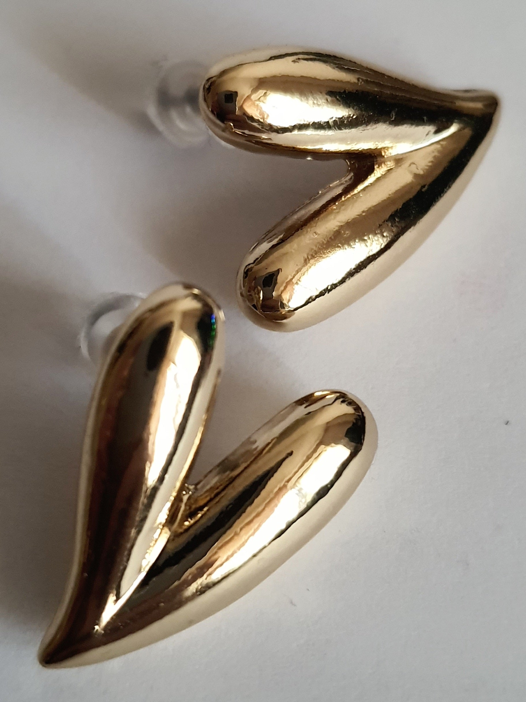 Kolczyki złote 2 cm w kształcie serc, stal nierdzewna, minimalistyczna i elegancka biżuteria, Rouge Bizu. #bizuteria #biżuteriapozłacana #stalnierdzewna #stalchirurgiczna #platerowane18k #wodoodporne #hipoalergiczne #retro #vintage #rougebizu