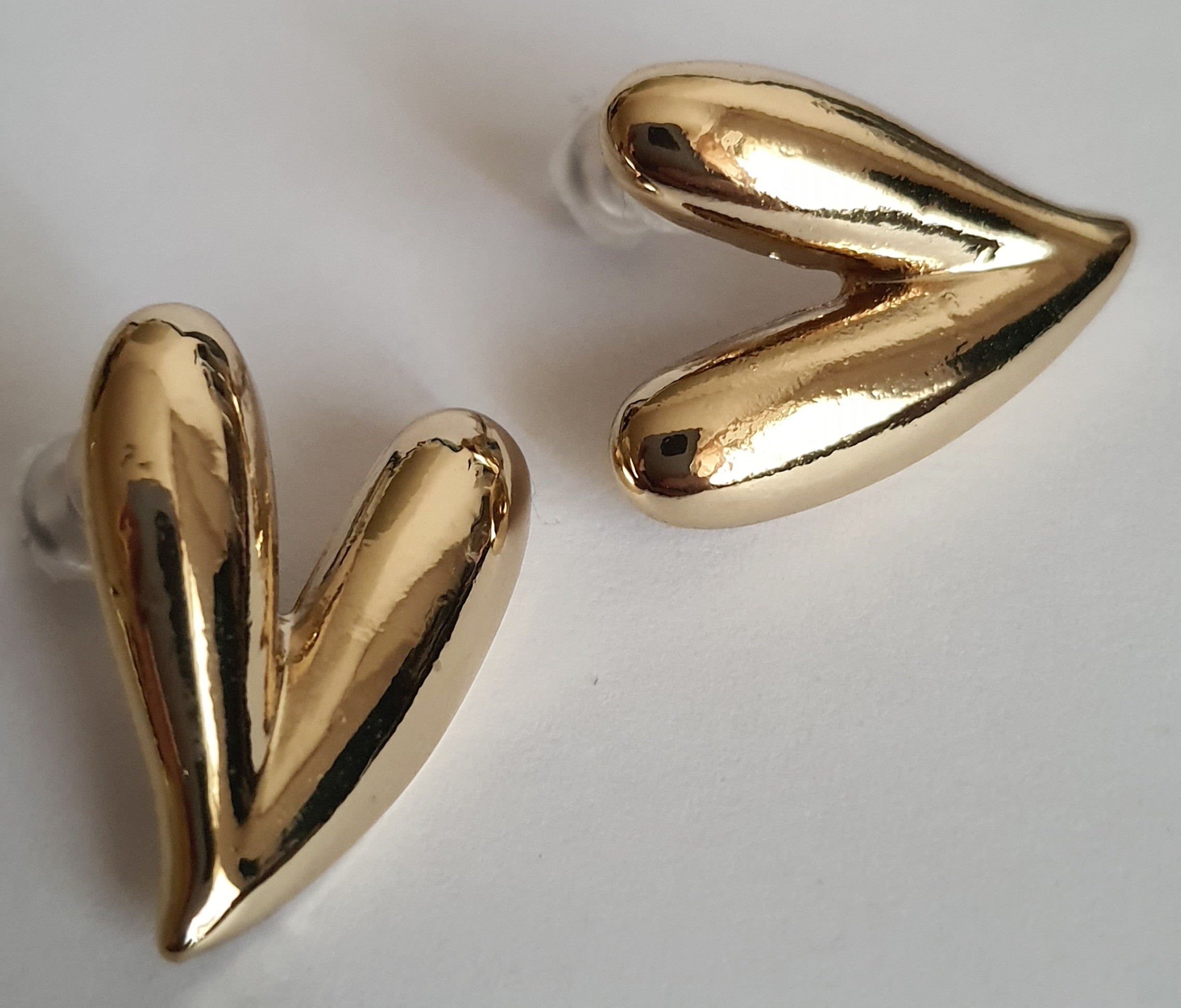 Kolczyki złote 2 cm w kształcie serc, stal nierdzewna, minimalistyczna i elegancka biżuteria, Rouge Bizu. #bizuteria #biżuteriapozłacana #stalnierdzewna #stalchirurgiczna #platerowane18k #wodoodporne #hipoalergiczne #retro #vintage #rougebizu