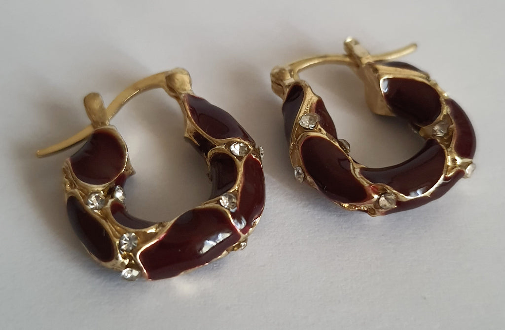 Kolczyki złoto-bordowe koła 2 cm ze stali nierdzewnej, zdobione białymi cyrkoniami i emalią w kolorze wina, Rouge Bizu. #bizuteria #biżuteriapozłacana #stalnierdzewna #stalchirurgiczna #platerowane18k #wodoodporne #hipoalergiczne #retro #vintage #rougebizu