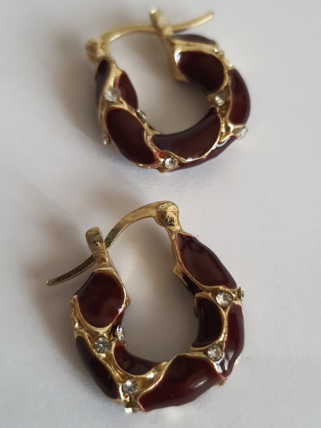 Kolczyki złoto-bordowe koła 2 cm ze stali nierdzewnej, zdobione białymi cyrkoniami i emalią w kolorze wina, Rouge Bizu. #bizuteria #biżuteriapozłacana #stalnierdzewna #stalchirurgiczna #platerowane18k #wodoodporne #hipoalergiczne #retro #vintage #rougebizu