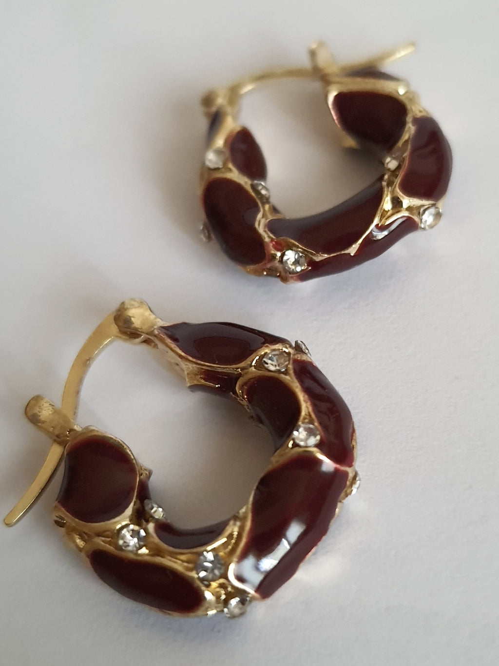 Kolczyki złoto-bordowe koła 2 cm ze stali nierdzewnej, zdobione białymi cyrkoniami i emalią w kolorze wina, Rouge Bizu. #bizuteria #biżuteriapozłacana #stalnierdzewna #stalchirurgiczna #platerowane18k #wodoodporne #hipoalergiczne #retro #vintage #rougebizu