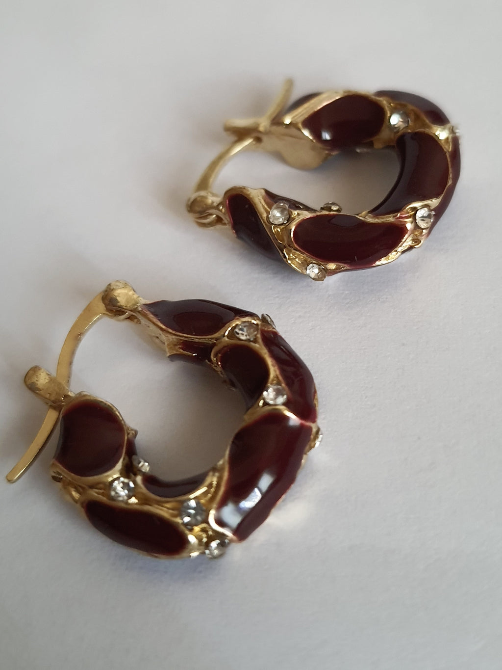 Kolczyki złoto-bordowe koła 2 cm ze stali nierdzewnej, zdobione białymi cyrkoniami i emalią w kolorze wina, Rouge Bizu. #bizuteria #biżuteriapozłacana #stalnierdzewna #stalchirurgiczna #platerowane18k #wodoodporne #hipoalergiczne #retro #vintage #rougebizu