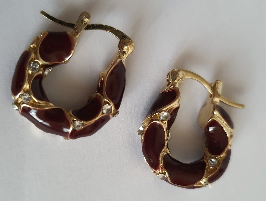 Kolczyki złoto-bordowe koła 2 cm ze stali nierdzewnej, zdobione białymi cyrkoniami i emalią w kolorze wina, Rouge Bizu. #bizuteria #biżuteriapozłacana #stalnierdzewna #stalchirurgiczna #platerowane18k #wodoodporne #hipoalergiczne #retro #vintage #rougebizu