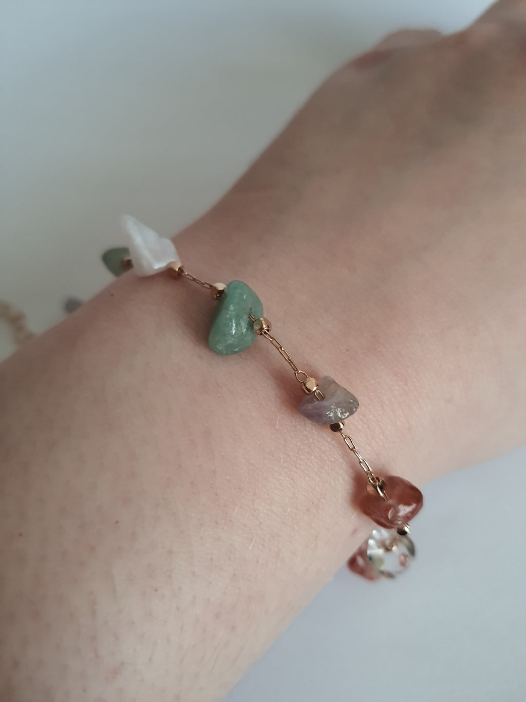 Bransoletka złota 20–25 cm ze stali nierdzewnej, zdobiona naturalnymi kamieniami o różnych kolorach i kształtach, styl boho, Rouge Bizu. #bizuteria #biżuteriapozłacana #stalnierdzewna #stalchirurgiczna #platerowane18k #wodoodporne #hipoalergiczne #retro #vintage #rougebizu