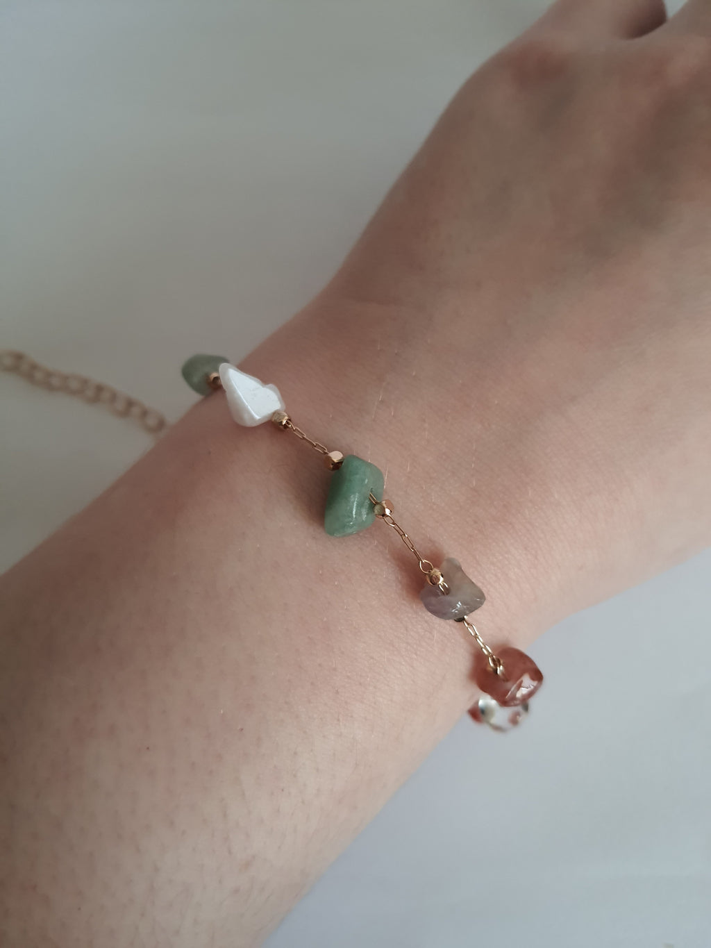 Bransoletka złota 20–25 cm ze stali nierdzewnej, zdobiona naturalnymi kamieniami o różnych kolorach i kształtach, styl boho, Rouge Bizu. #bizuteria #biżuteriapozłacana #stalnierdzewna #stalchirurgiczna #platerowane18k #wodoodporne #hipoalergiczne #retro #vintage #rougebizu