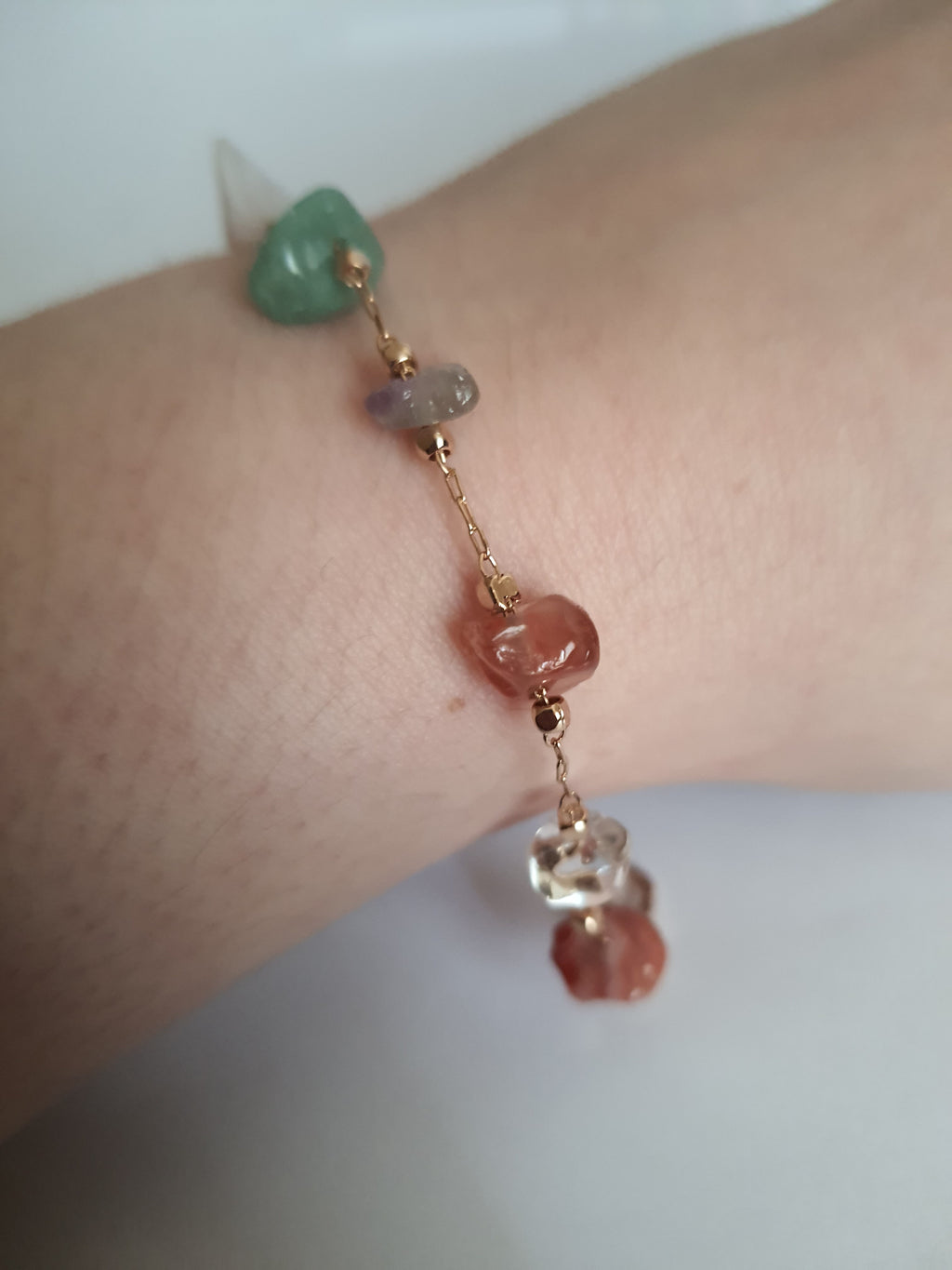 Bransoletka złota 20–25 cm ze stali nierdzewnej, zdobiona naturalnymi kamieniami o różnych kolorach i kształtach, styl boho, Rouge Bizu. #bizuteria #biżuteriapozłacana #stalnierdzewna #stalchirurgiczna #platerowane18k #wodoodporne #hipoalergiczne #retro #vintage #rougebizu