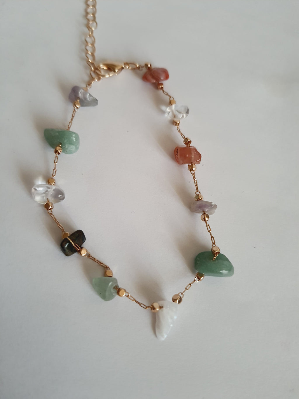 Bransoletka złota 20–25 cm ze stali nierdzewnej, zdobiona naturalnymi kamieniami o różnych kolorach i kształtach, styl boho, Rouge Bizu. #bizuteria #biżuteriapozłacana #stalnierdzewna #stalchirurgiczna #platerowane18k #wodoodporne #hipoalergiczne #retro #vintage #rougebizu