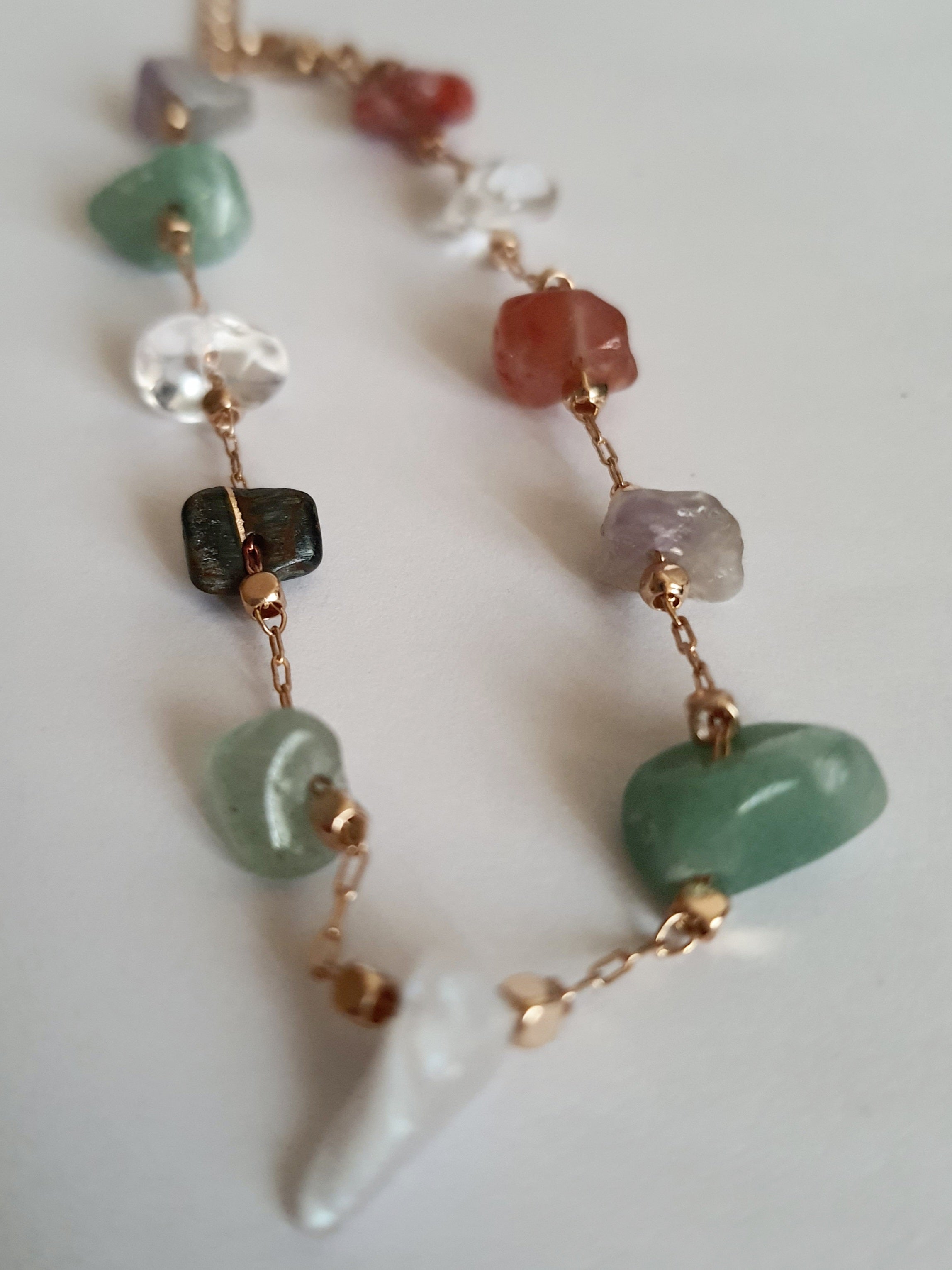 Bransoletka złota 20–25 cm ze stali nierdzewnej, zdobiona naturalnymi kamieniami o różnych kolorach i kształtach, styl boho, Rouge Bizu. #bizuteria #biżuteriapozłacana #stalnierdzewna #stalchirurgiczna #platerowane18k #wodoodporne #hipoalergiczne #retro #vintage #rougebizu