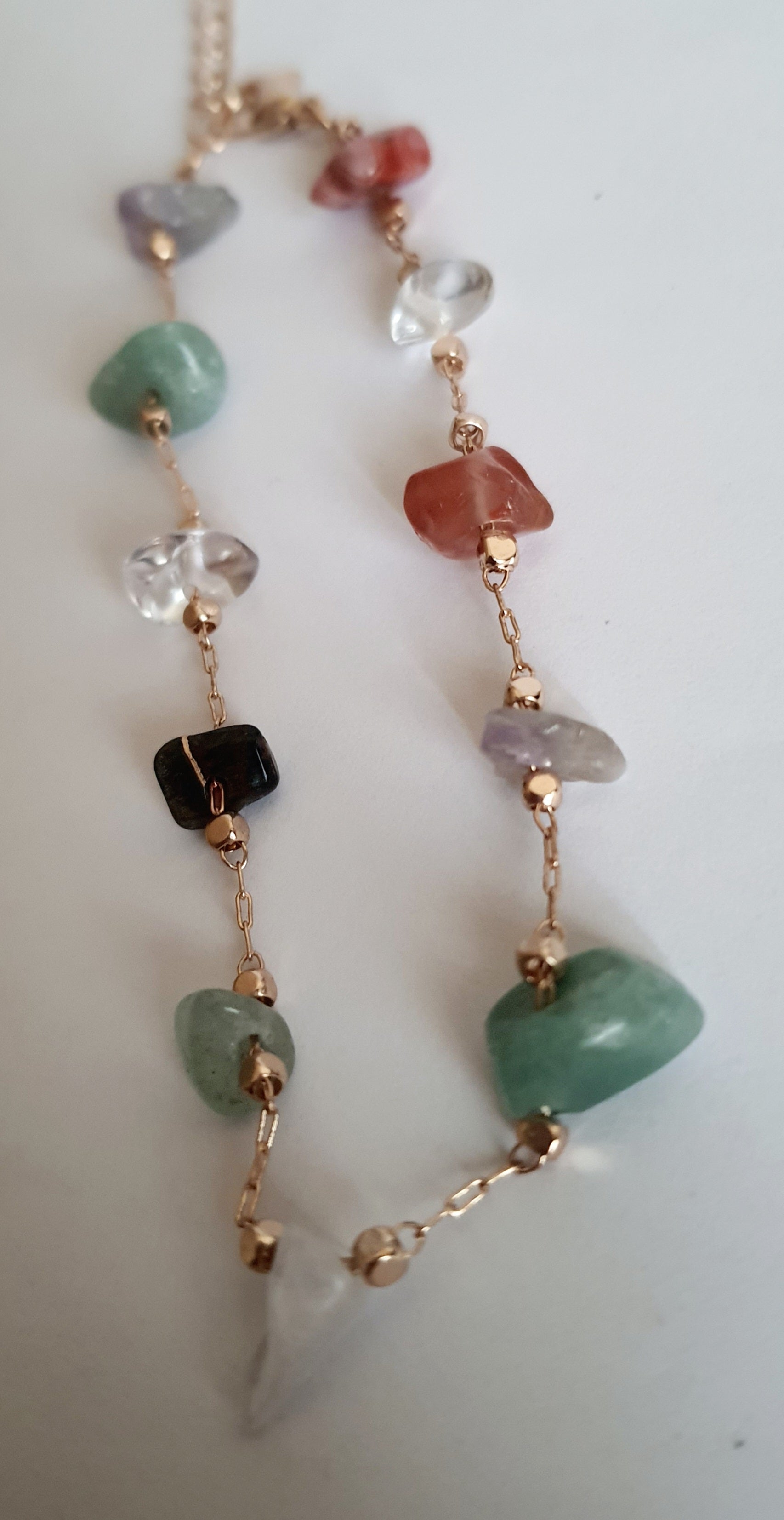 Bransoletka złota 20–25 cm ze stali nierdzewnej, zdobiona naturalnymi kamieniami o różnych kolorach i kształtach, styl boho, Rouge Bizu. #bizuteria #biżuteriapozłacana #stalnierdzewna #stalchirurgiczna #platerowane18k #wodoodporne #hipoalergiczne #retro #vintage #rougebizu