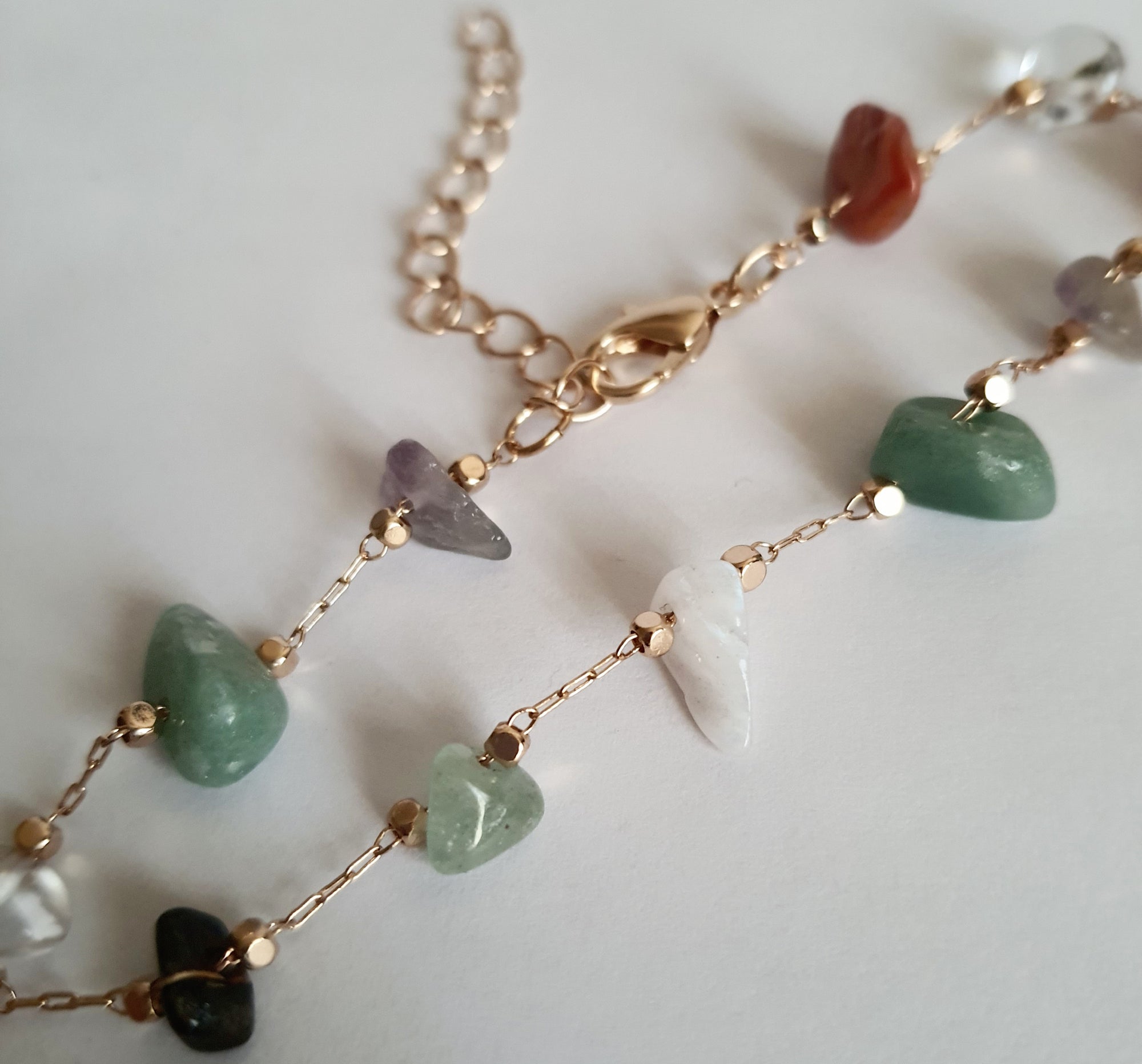 Bransoletka złota 20–25 cm ze stali nierdzewnej, zdobiona naturalnymi kamieniami o różnych kolorach i kształtach, styl boho, Rouge Bizu. #bizuteria #biżuteriapozłacana #stalnierdzewna #stalchirurgiczna #platerowane18k #wodoodporne #hipoalergiczne #retro #vintage #rougebizu