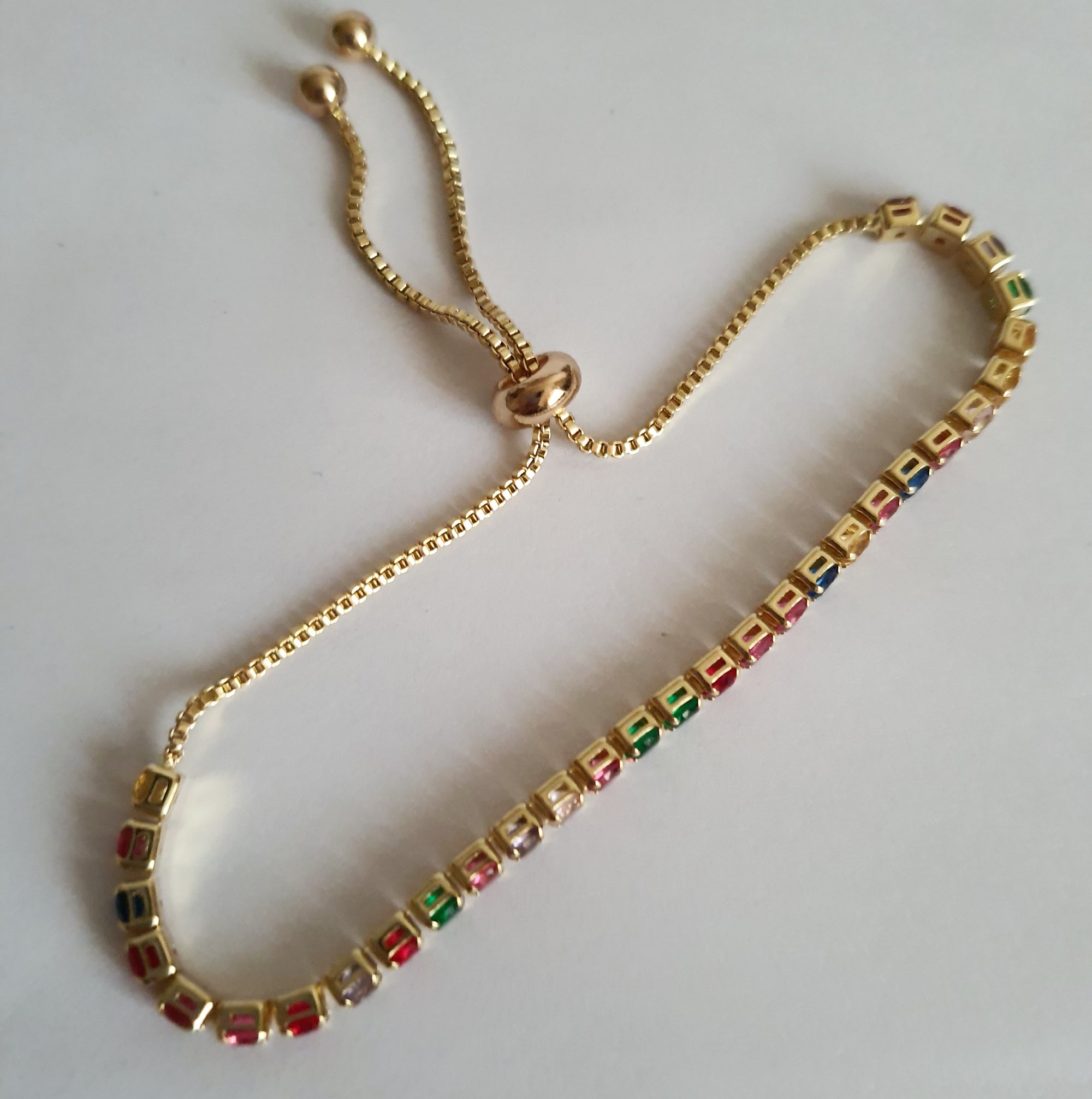Bransoletka złota 25–30 cm ze stali nierdzewnej, wysadzana kolorowymi cyrkoniami w rzędzie, regulowane zapięcie, Rouge Bizu. #bizuteria #biżuteriapozłacana #stalnierdzewna #stalchirurgiczna #platerowane18k #wodoodporne #hipoalergiczne #retro #vintage #złotynaszyjnik #rougebizu