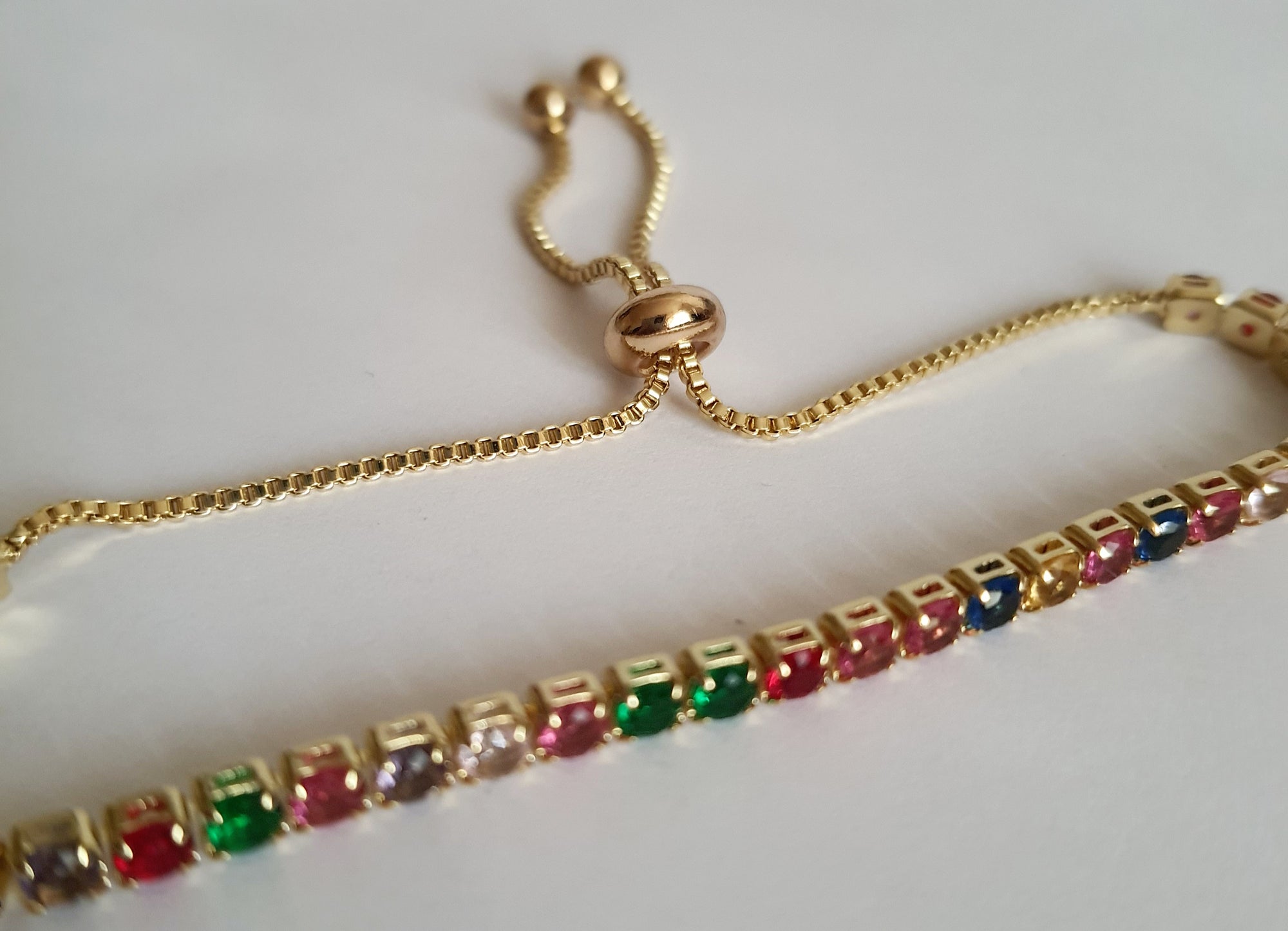 Bransoletka złota 25–30 cm ze stali nierdzewnej, wysadzana kolorowymi cyrkoniami w rzędzie, regulowane zapięcie, Rouge Bizu. #bizuteria #biżuteriapozłacana #stalnierdzewna #stalchirurgiczna #platerowane18k #wodoodporne #hipoalergiczne #retro #vintage #rougebizu