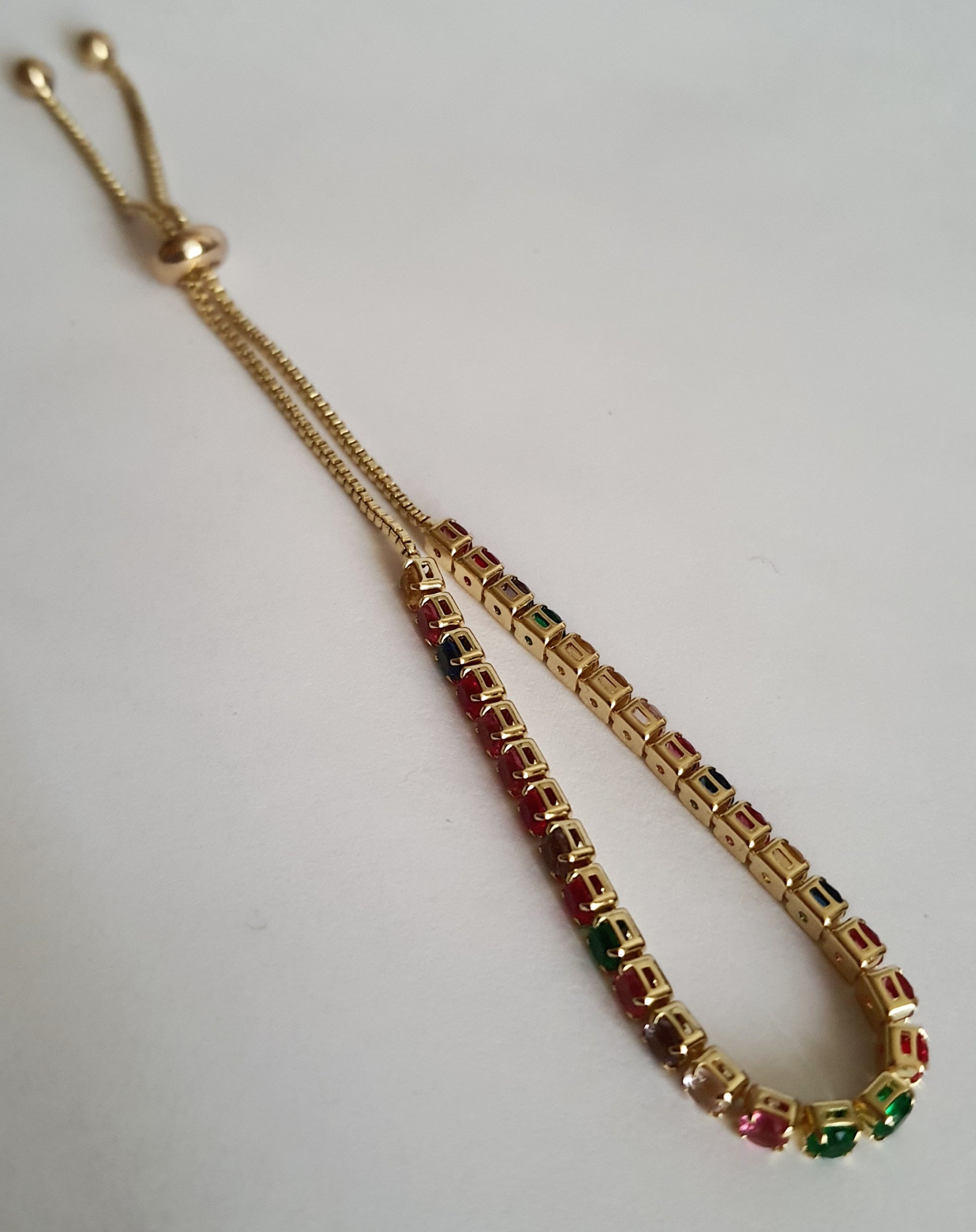 Bransoletka złota 25–30 cm ze stali nierdzewnej, wysadzana kolorowymi cyrkoniami w rzędzie, regulowane zapięcie, Rouge Bizu. #bizuteria #biżuteriapozłacana #stalnierdzewna #stalchirurgiczna #platerowane18k #wodoodporne #hipoalergiczne #retro #vintage #rougebizu