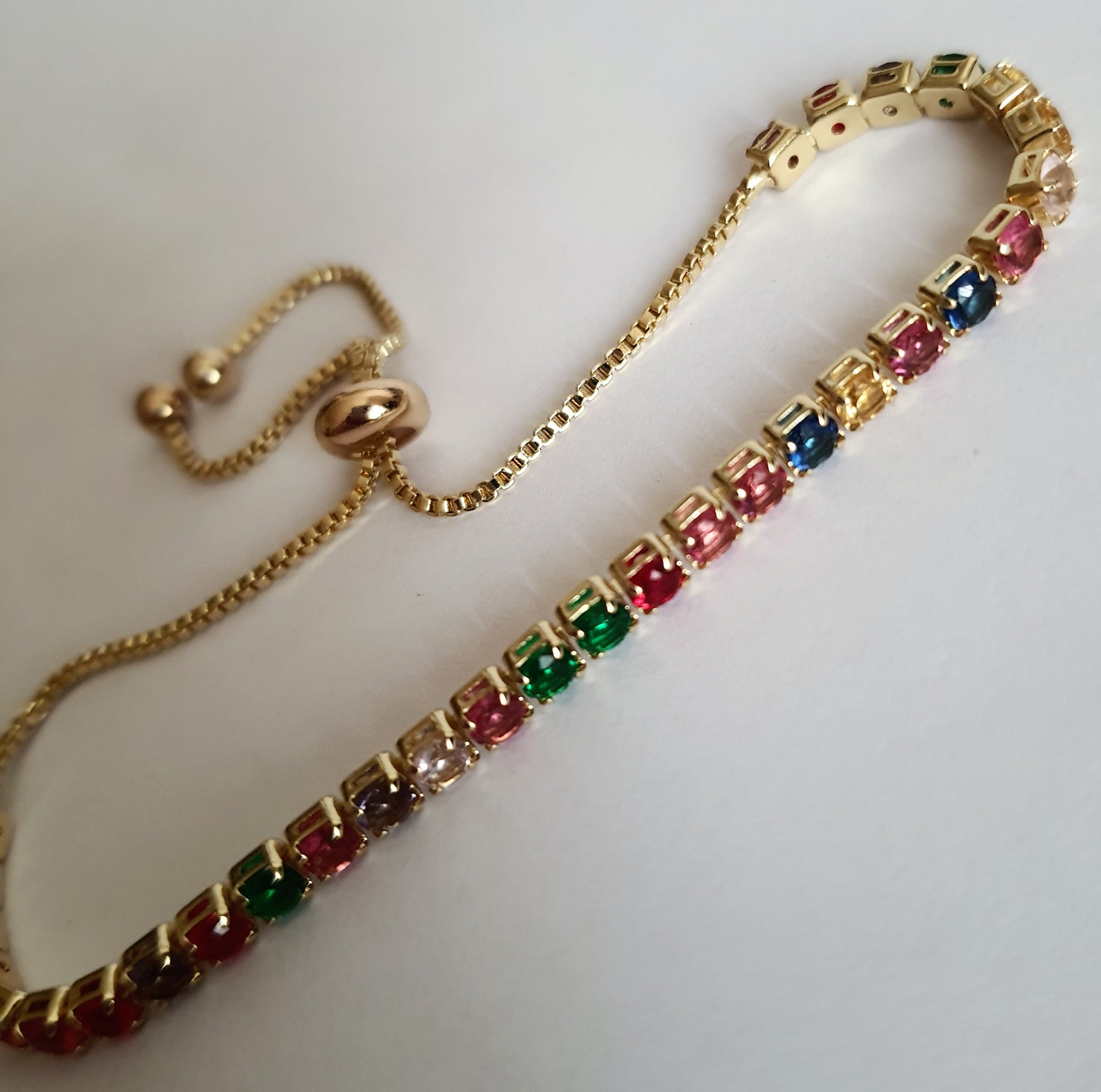 Bransoletka złota 25–30 cm ze stali nierdzewnej, wysadzana kolorowymi cyrkoniami w rzędzie, regulowane zapięcie, Rouge Bizu. #bizuteria #biżuteriapozłacana #stalnierdzewna #stalchirurgiczna #platerowane18k #wodoodporne #hipoalergiczne #retro #vintage #rougebizu