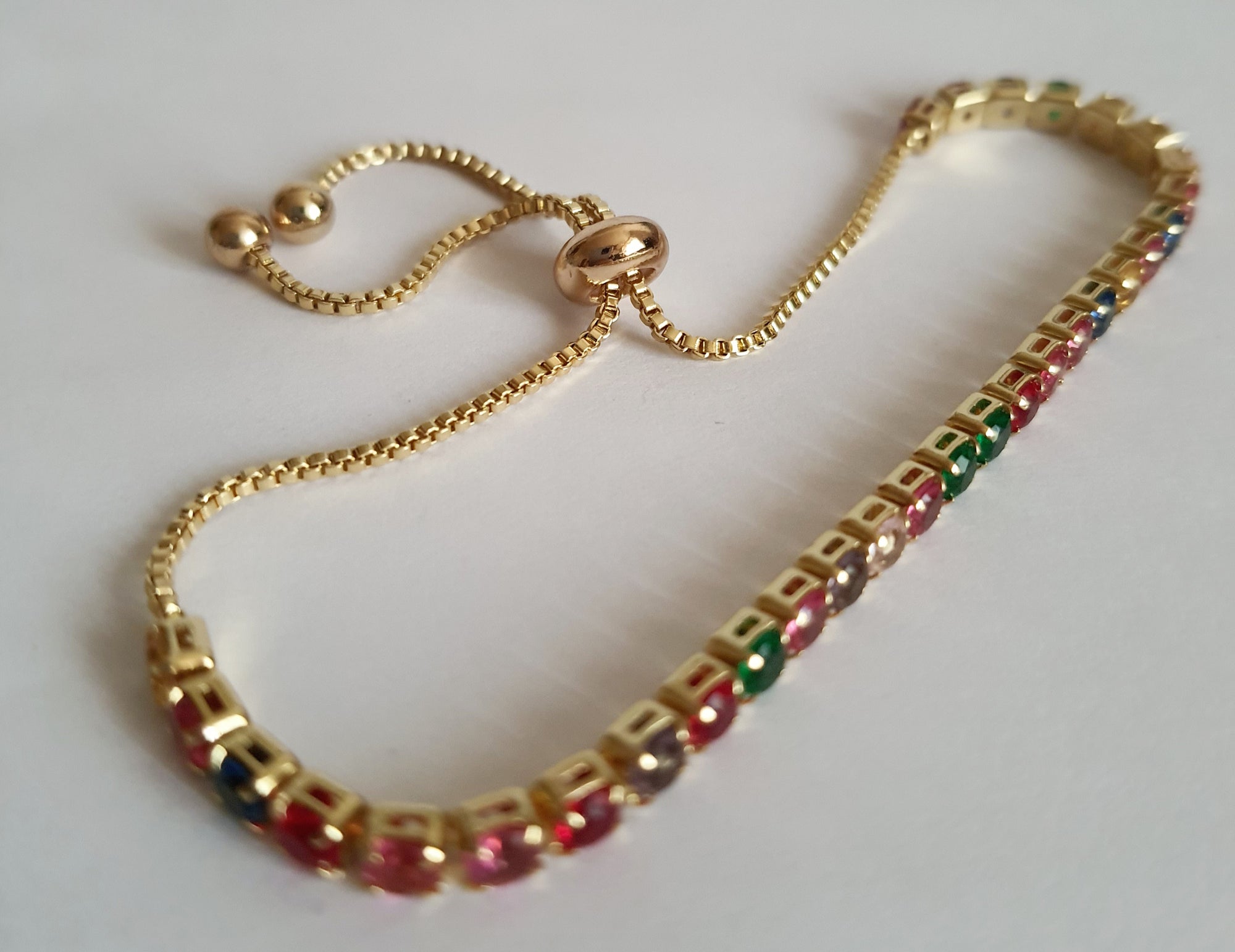 Bransoletka złota 25–30 cm ze stali nierdzewnej, wysadzana kolorowymi cyrkoniami w rzędzie, regulowane zapięcie, Rouge Bizu. #bizuteria #biżuteriapozłacana #stalnierdzewna #stalchirurgiczna #platerowane18k #wodoodporne #hipoalergiczne #retro #vintage #rougebizu